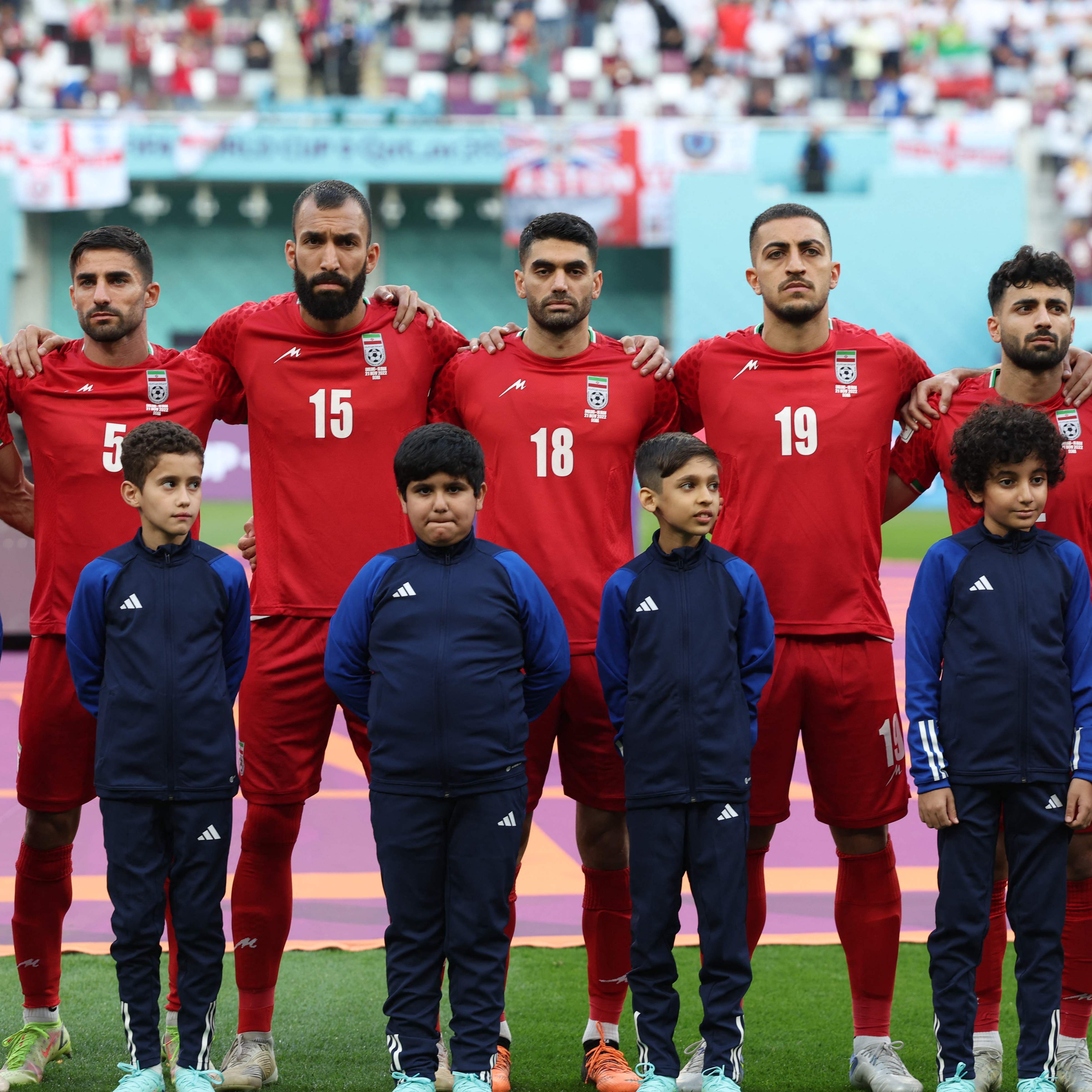Das iranische Nationalteam in Katar schweigt während der Nationalhymne demonstrativ.
