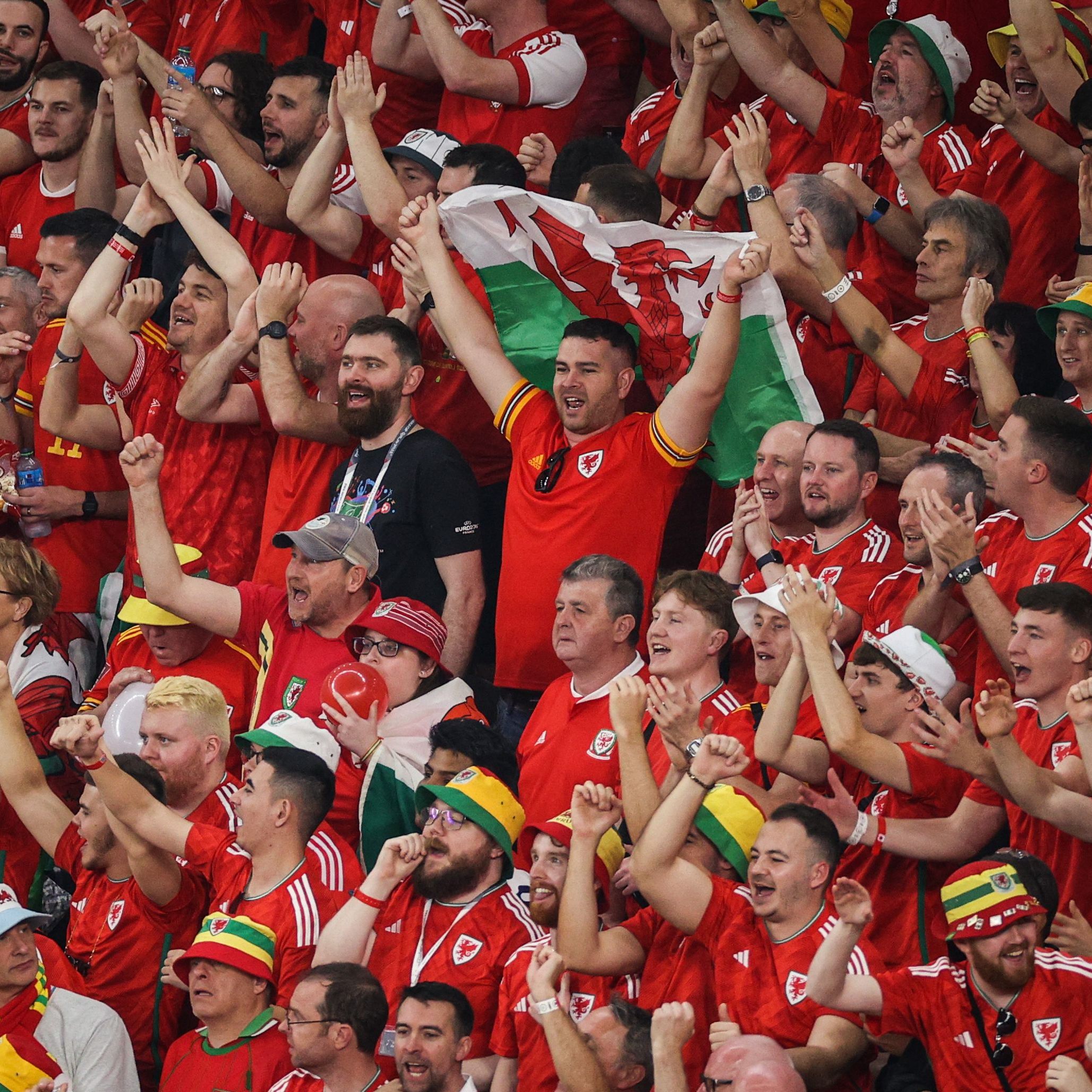 Eigentlich wären auf diesem Foto der walisischen Fans auch viele Regenbogen-Hüte zu sehen - aber die FIFA hat sie verboten.