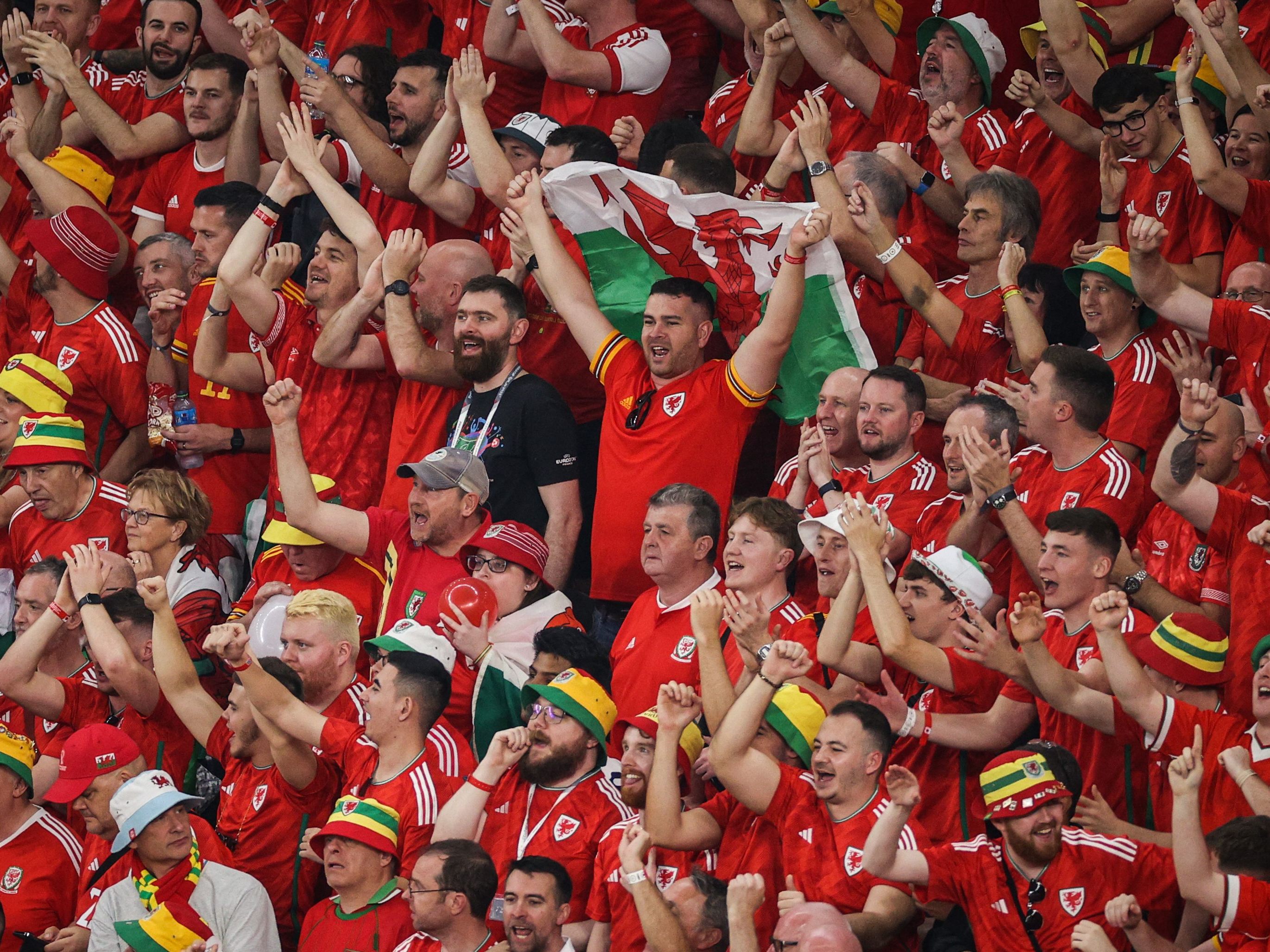 Eigentlich wären auf diesem Foto der walisischen Fans auch viele Regenbogen-Hüte zu sehen - aber die FIFA hat sie verboten.