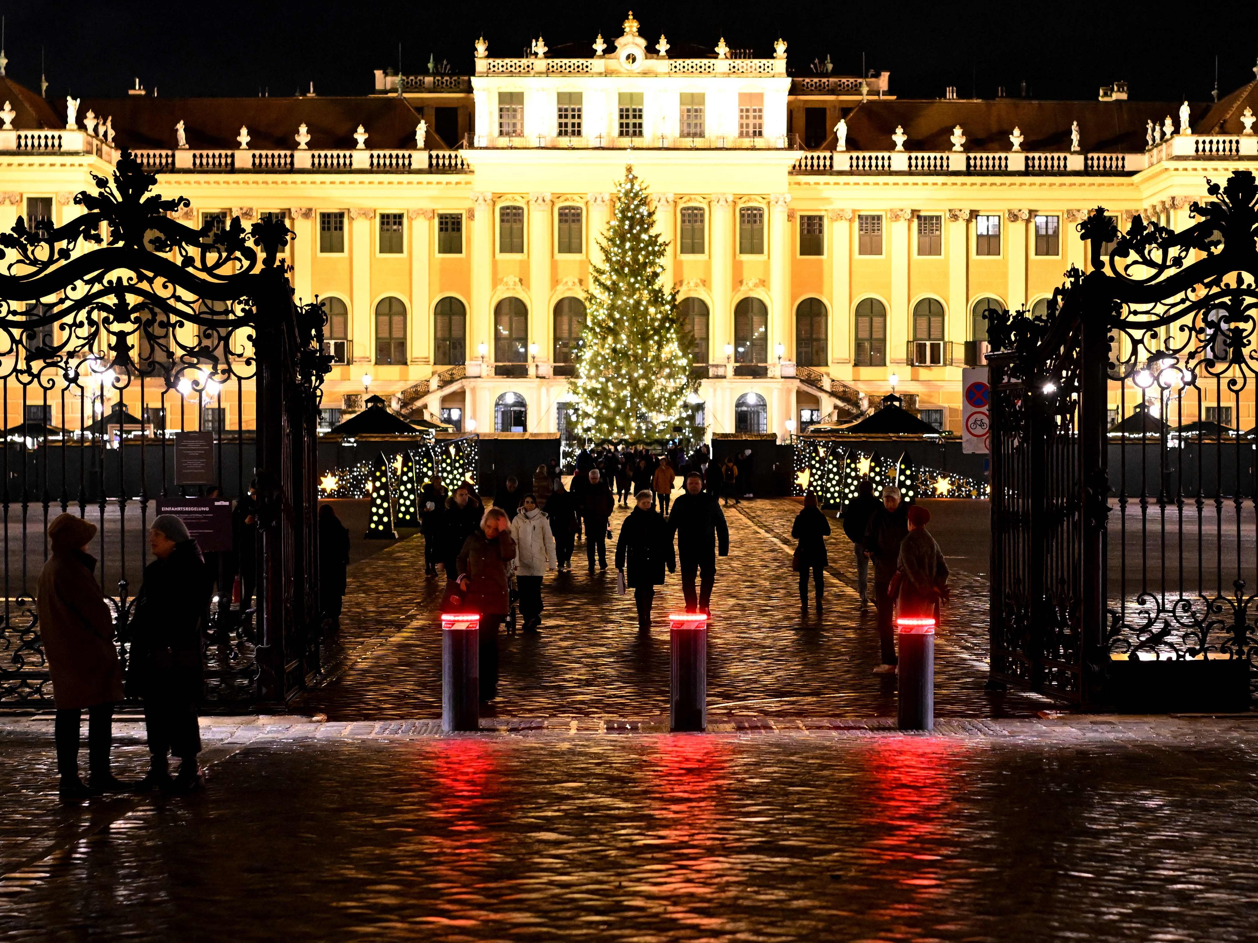 Der Nikolaus kommt zum Weihnachtsmarkt im Schloss Schönbrunn. Der Nikolaus kommt zum Weihnachtsmarkt im Schloss Schönbrunn.