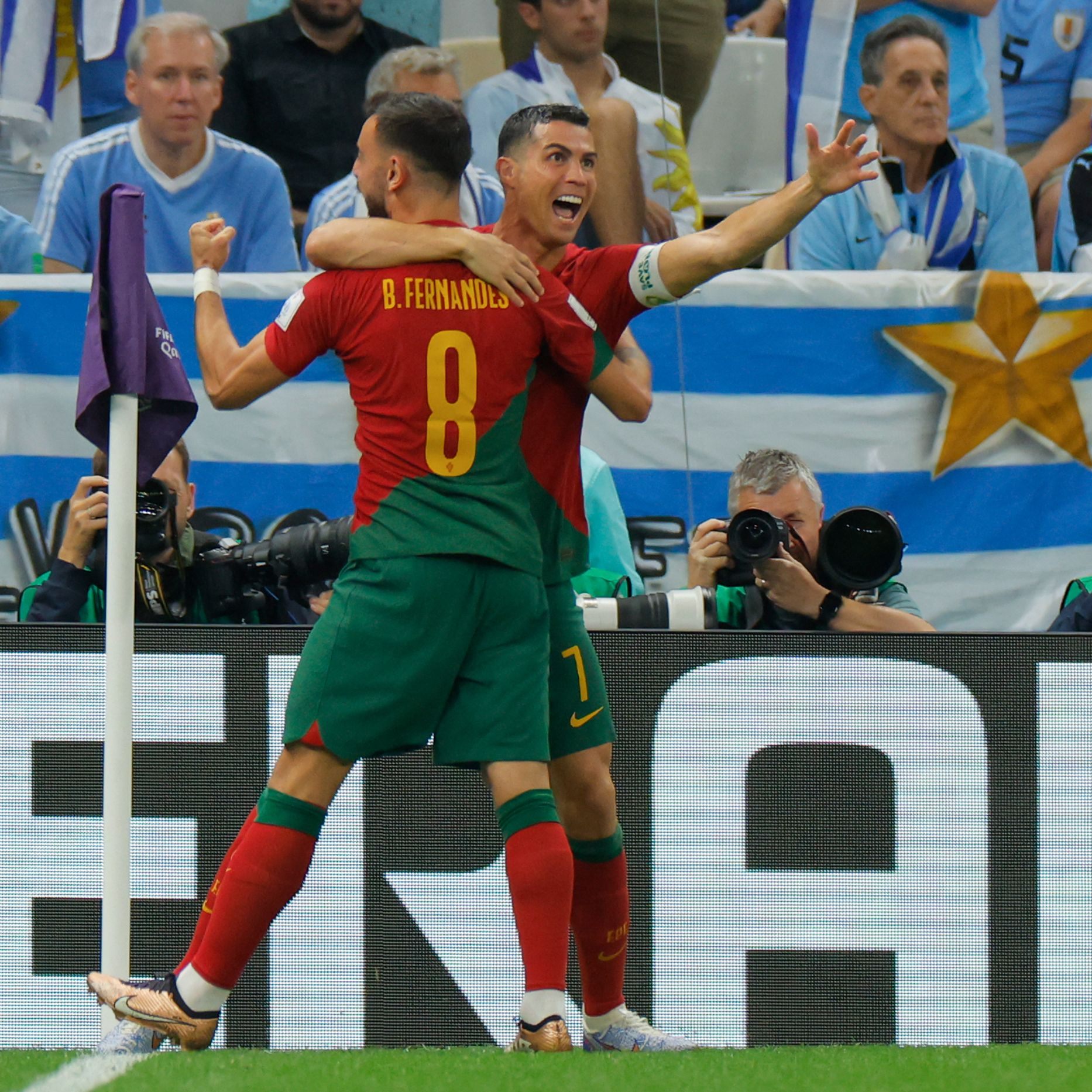 Doppeltorschütze Bruno Fernandes jubelt mit Christiano Ronaldo über das 1:0.