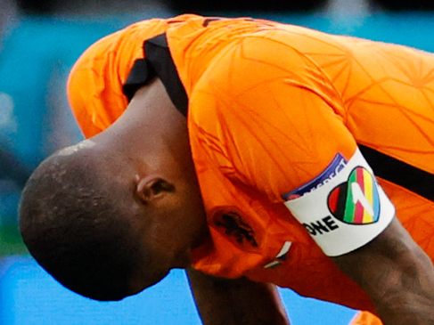 Nach der Gelb-Drohung der FIFA verzichten die Europäer auf One-Love-Schleife bei der Fußball-WM. Nach der Gelb-Drohung der FIFA verzichten die Europäer auf One-Love-Schleife bei der Fußball-WM.