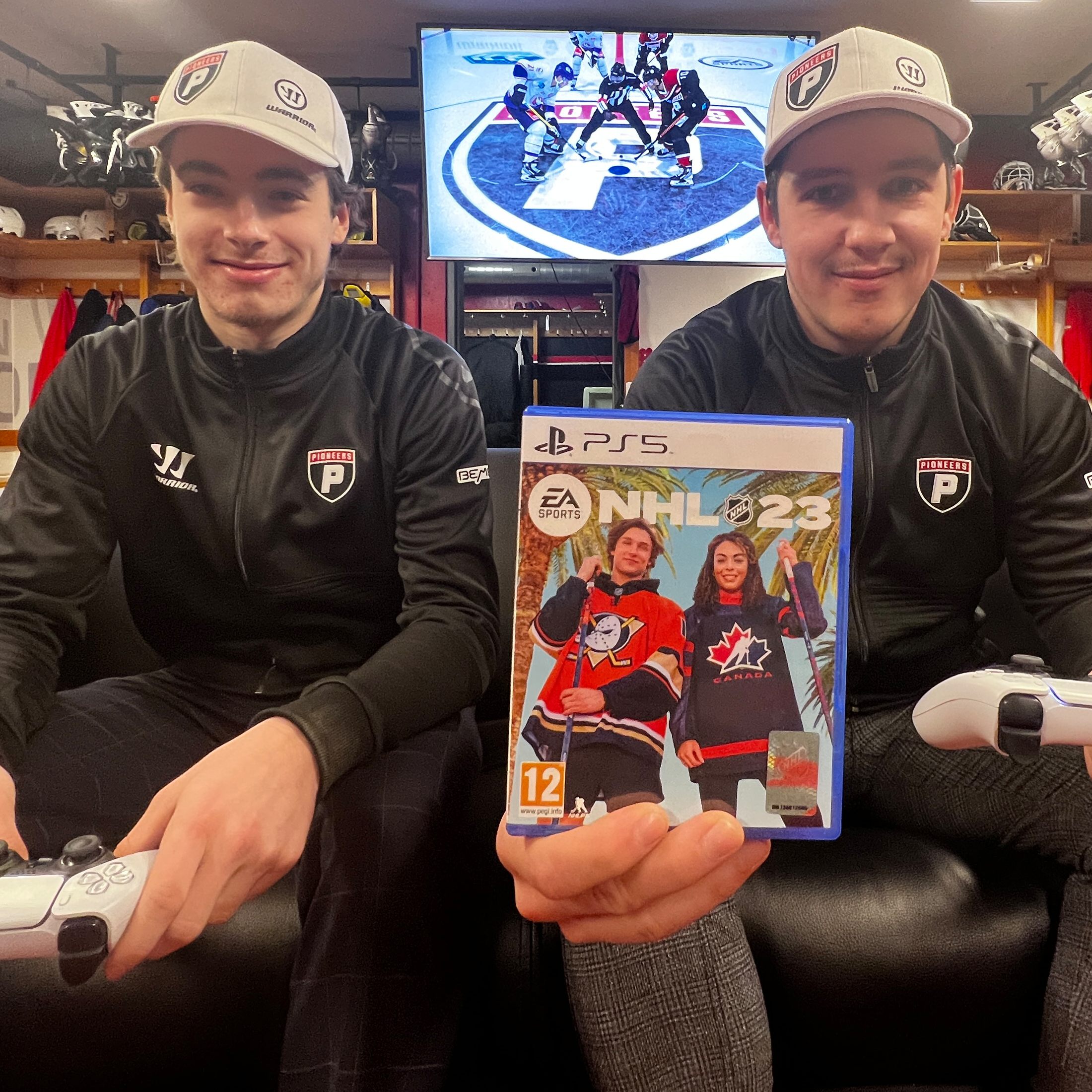 Yannick Lebeda und Tobias Reinbacher testen die neue Eishockey-Simulation NHL 23.