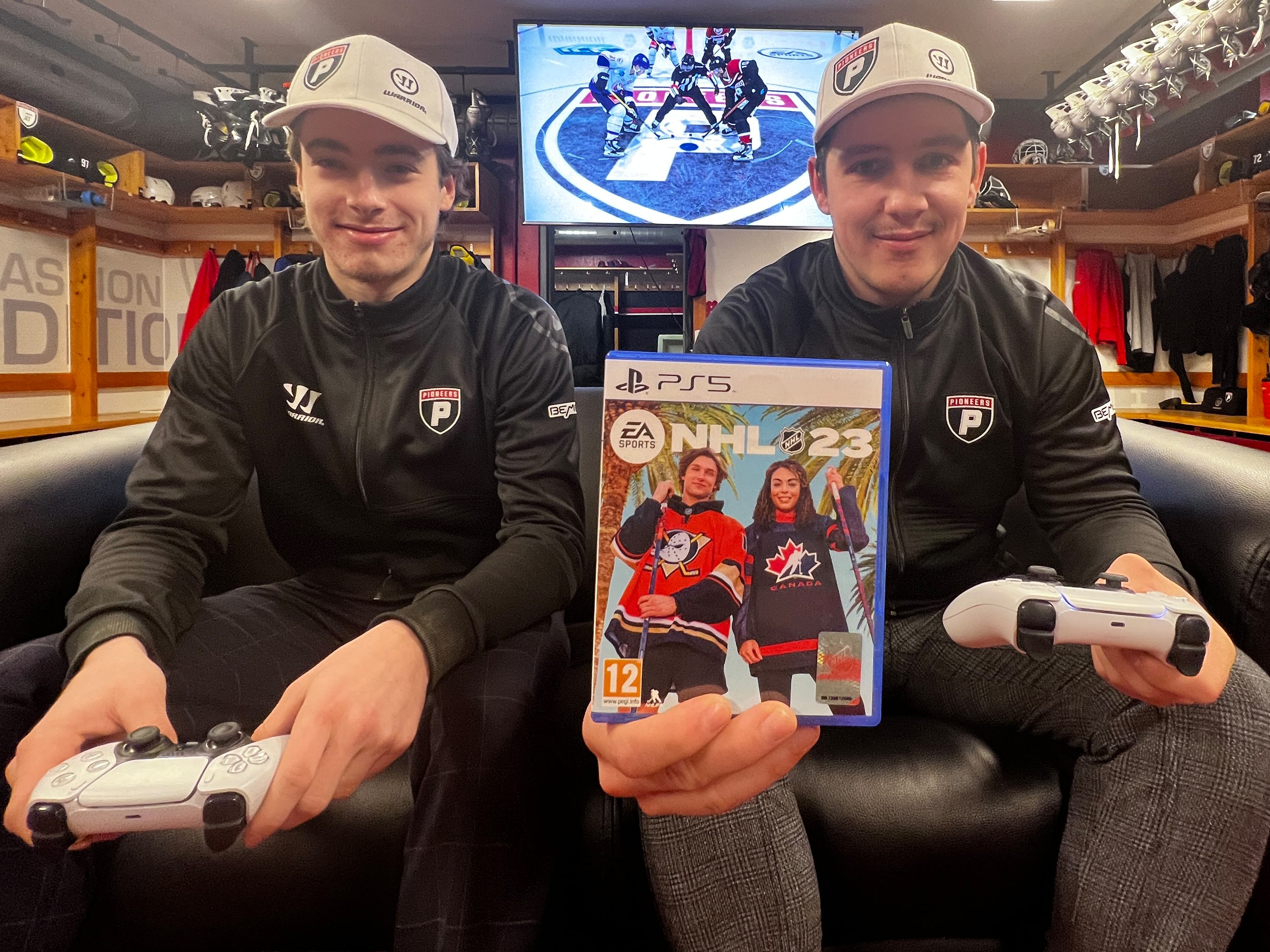 Yannick Lebeda und Tobias Reinbacher testen die neue Eishockey-Simulation NHL 23.