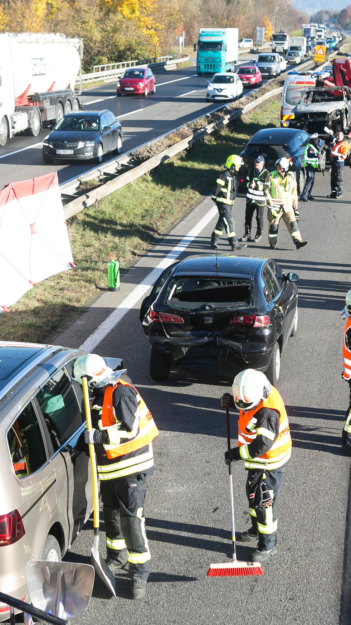 Farhzeugbrand mit anschließendem Auffahrunfall