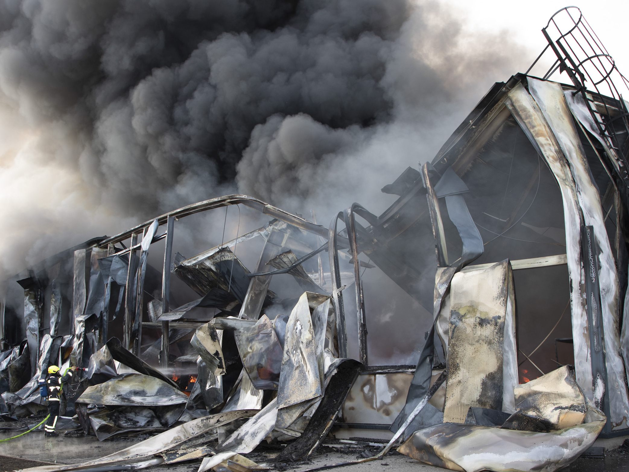 Vom Postverteilerzentrum war nach dem Brand kaum noch etwas übrig.