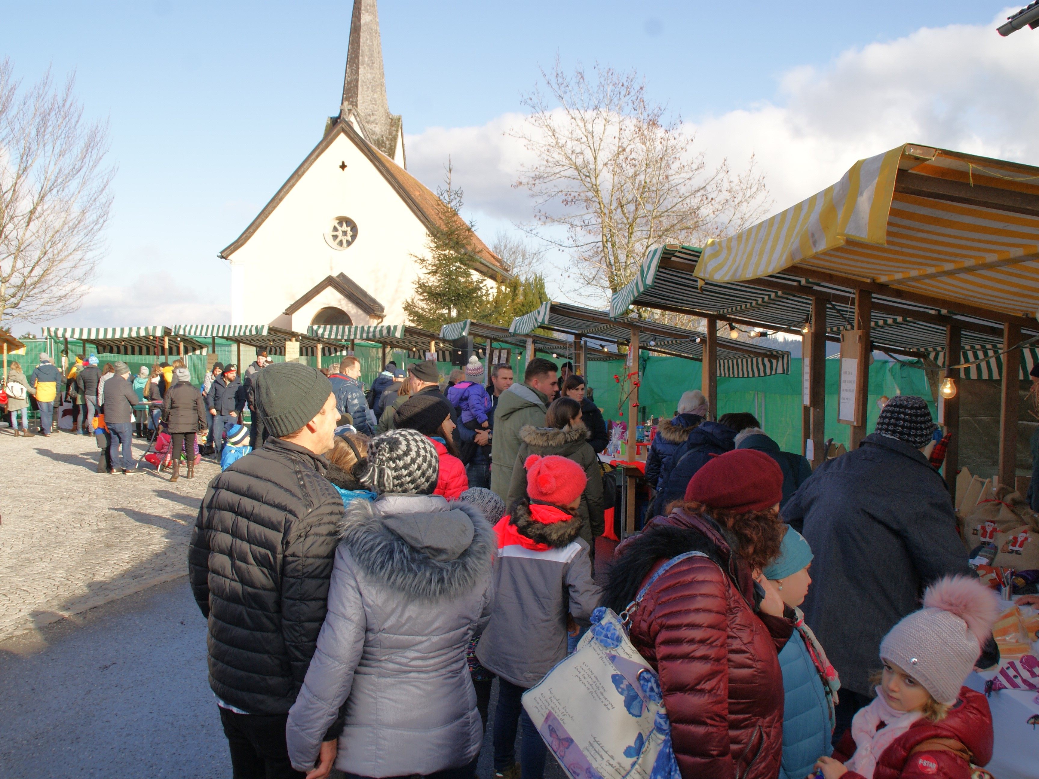 Der Bucher Dorfplatz avanciert zum vorweihnachtlichen Treffpunkt. Der Bucher Dorfplatz avanciert zum vorweihnachtlichen Treffpunkt.