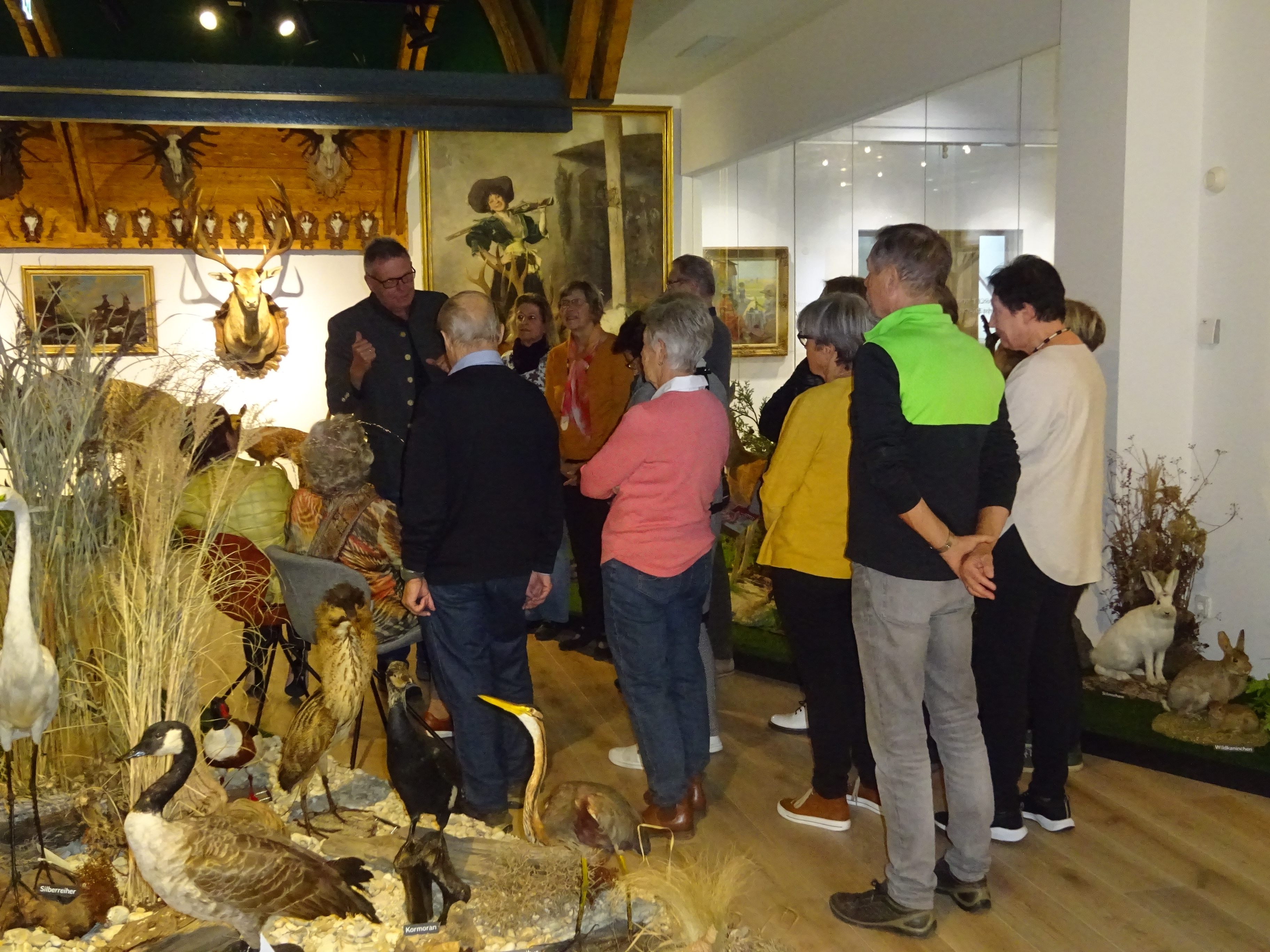 Die Senioren im Naturteil des Museums Die Senioren im Naturteil des Museums