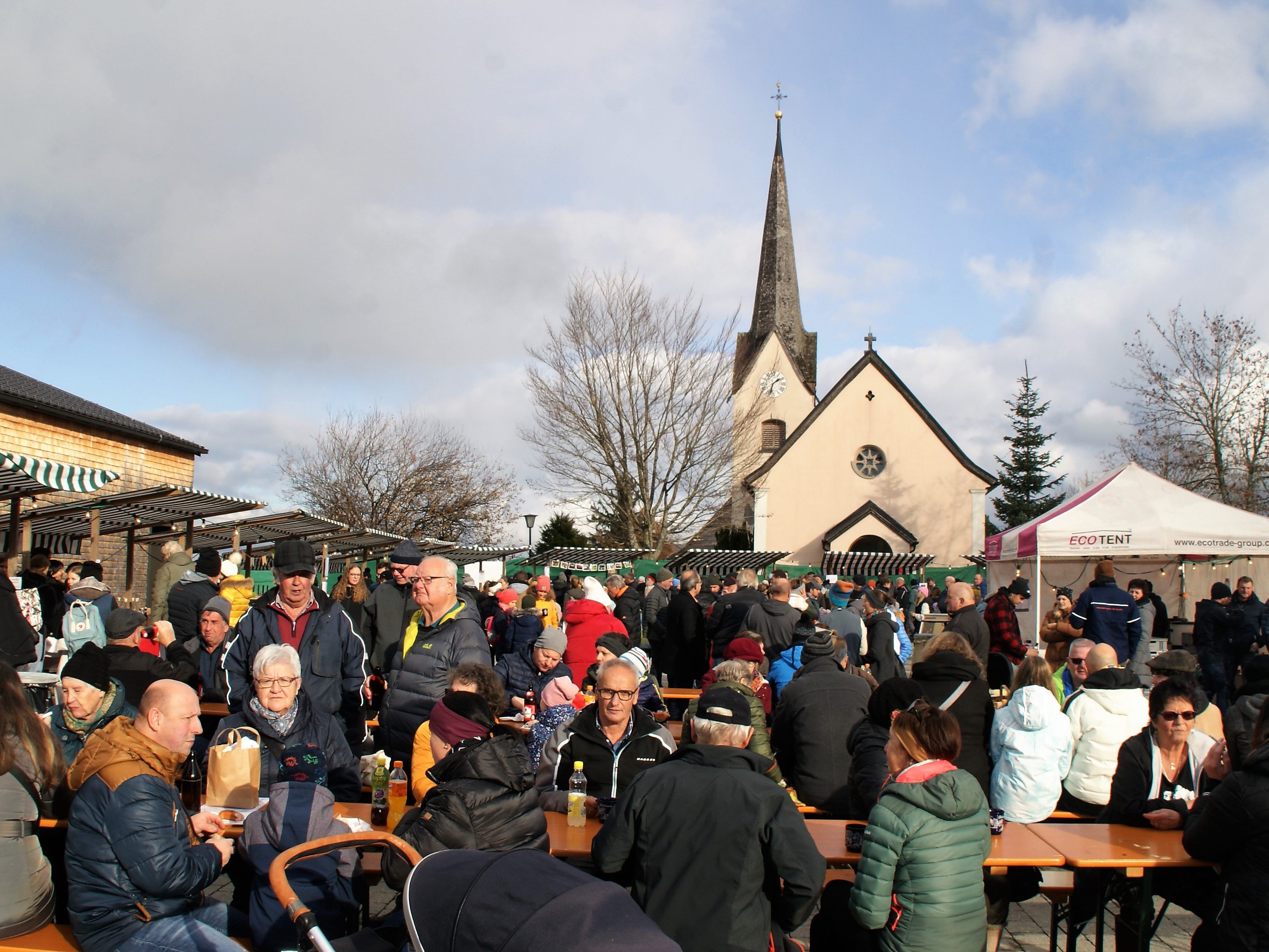 Hunderte Gäste tummelten sich entlang der Marktmeile am Bucher Dorfplatz. 20 Stände luden dazu ein. Hunderte Gäste tummelten sich entlang der Marktmeile am Bucher Dorfplatz. 20 Stände luden dazu ein.