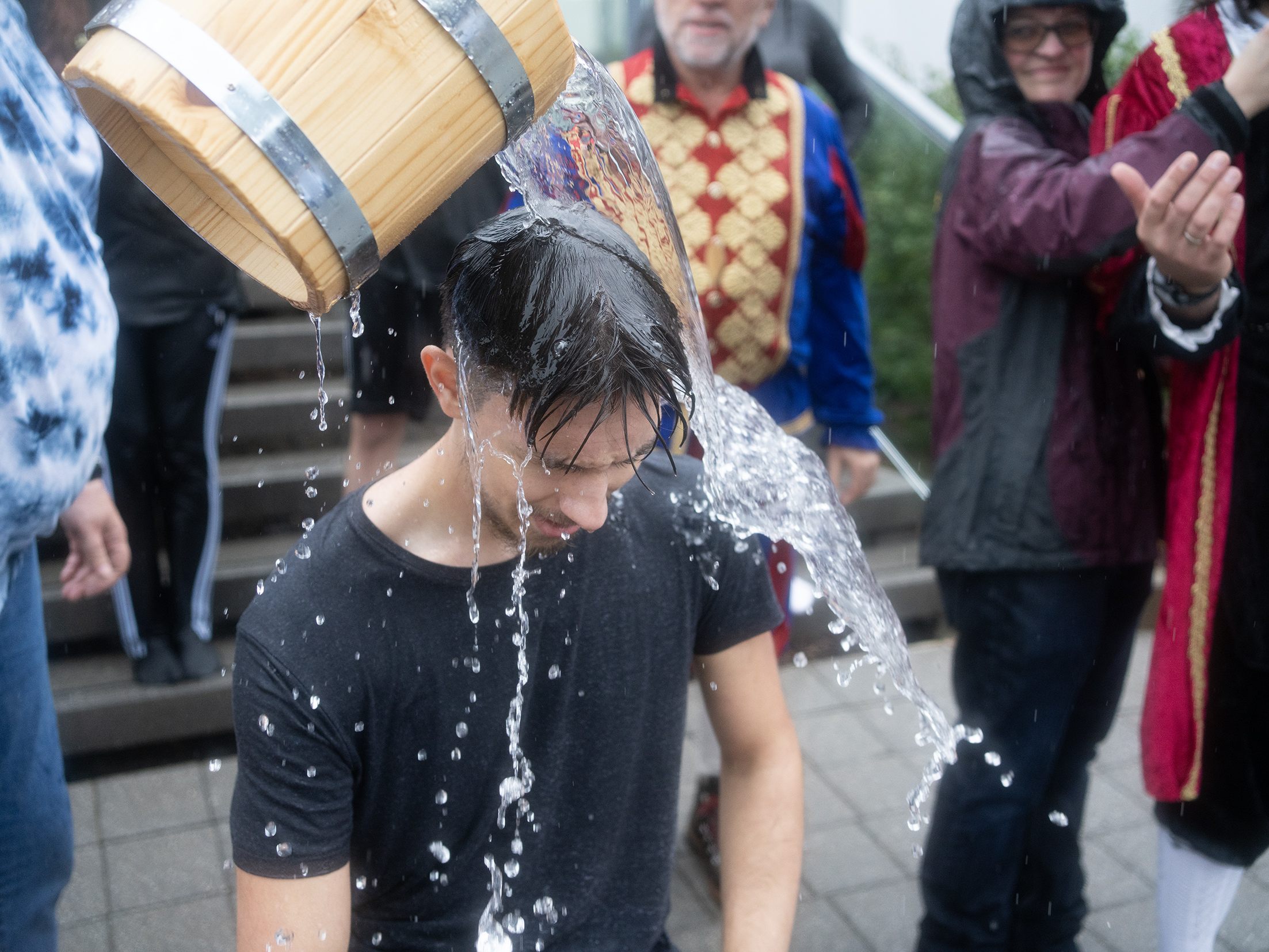 Das Gautschen ist eine alte Tradition im Druckereigewerbe. Das Gautschen ist eine alte Tradition im Druckereigewerbe.
