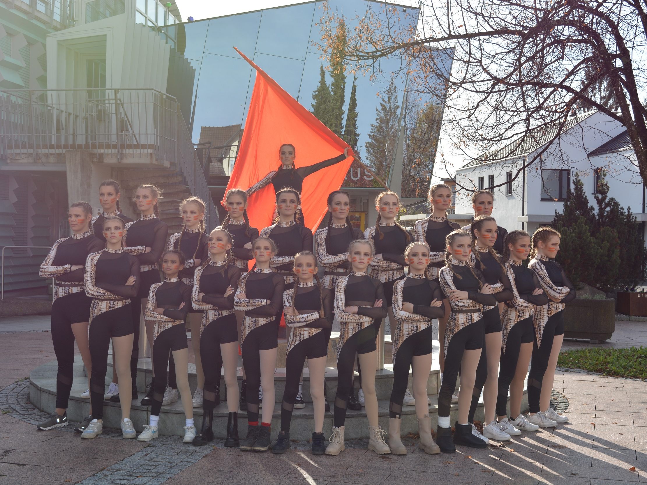 Die Showdance Gruppe der TS Hard macht mit beim  „Orange the World Day“. Die Showdance Gruppe der TS Hard macht mit beim  „Orange the World Day“.