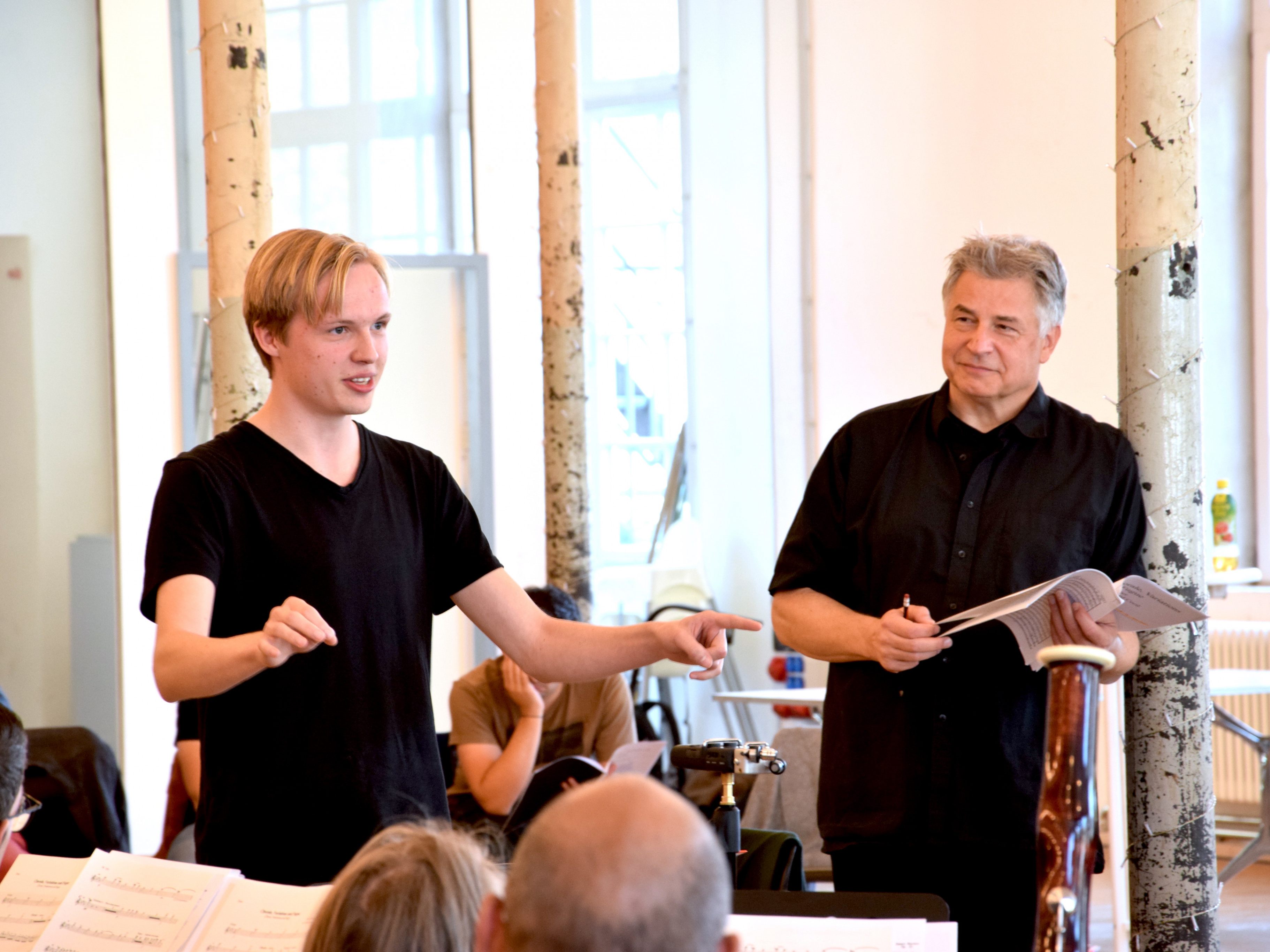 Masterclass in der Klarenbrunnfabrik in Bludenz: Philipp Bargehr (links) und Chorexperte Bernhard Sieberer.