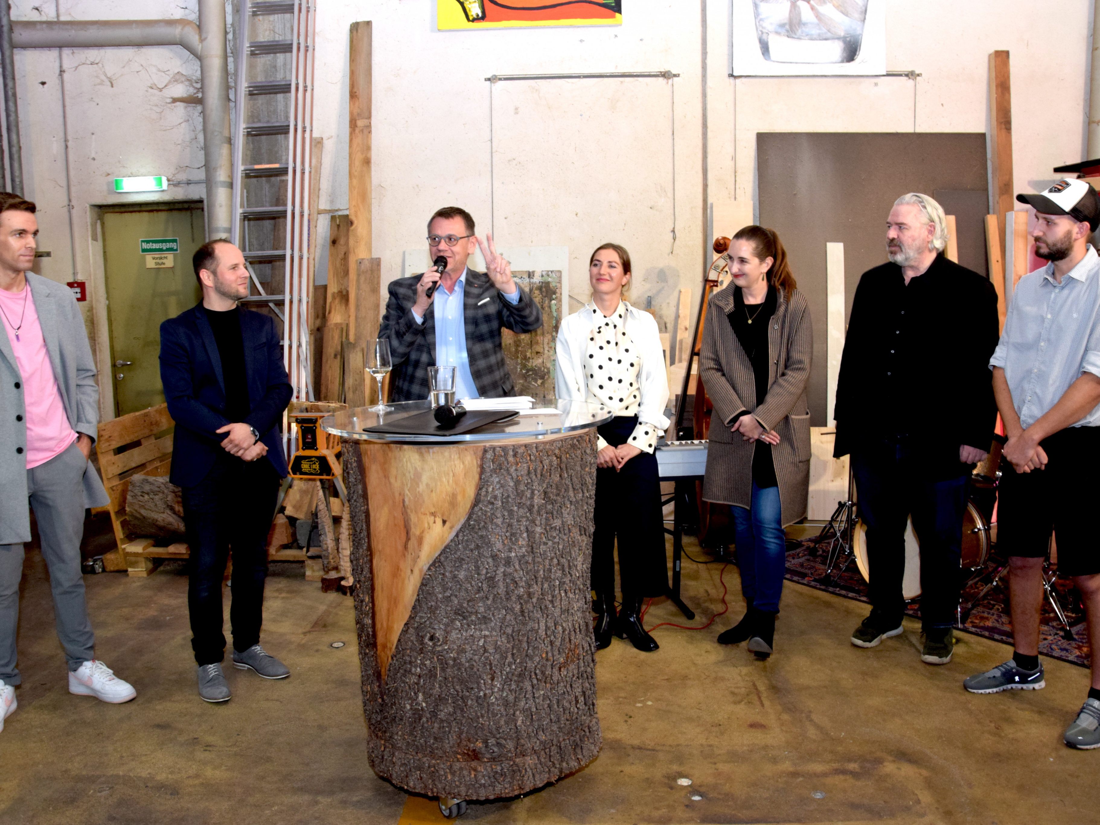 Exklusive Vernissage bei der autumn art lounge im Studio CLE in Meiningen: V. l. n. r.: Fabian Moritsch, Stefan Finžgar, Vernissage-Moderator LAbg. Christoph Thoma,  Christine Dünser, Anna Waibel, Alexander Waltner und Clemens Walser. Exklusive Vernissage bei der autumn art lounge im Studio CLE in Meiningen: V. l. n. r.: Fabian Moritsch, Stefan Finžgar, Vernissage-Moderator LAbg. Christoph Thoma,  Christine Dünser, Anna Waibel, Alexander Waltner und Clemens Walser.