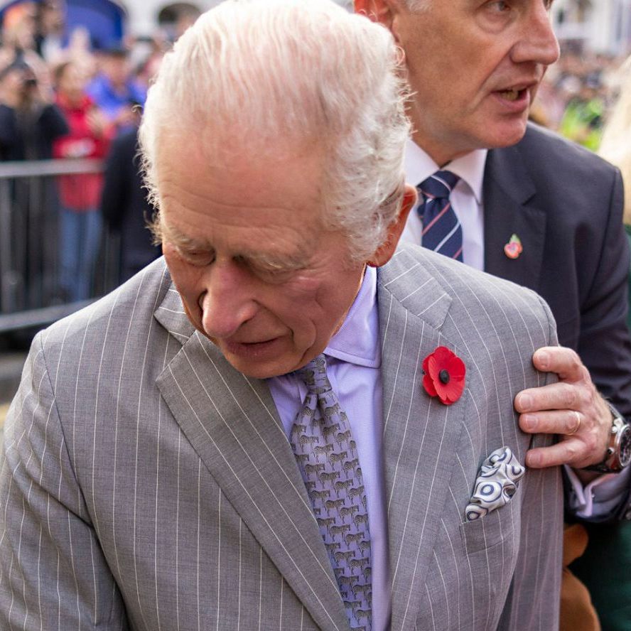 Während eines öffentlichen Auftritts wurde König Charles mit Eiern attackiert. Ein Verdächtiger konnte festgenommen werden.