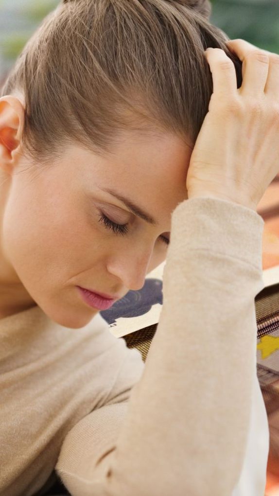 Besonders Frauen haben mit finanziellen Sorgen zu kämpfen.