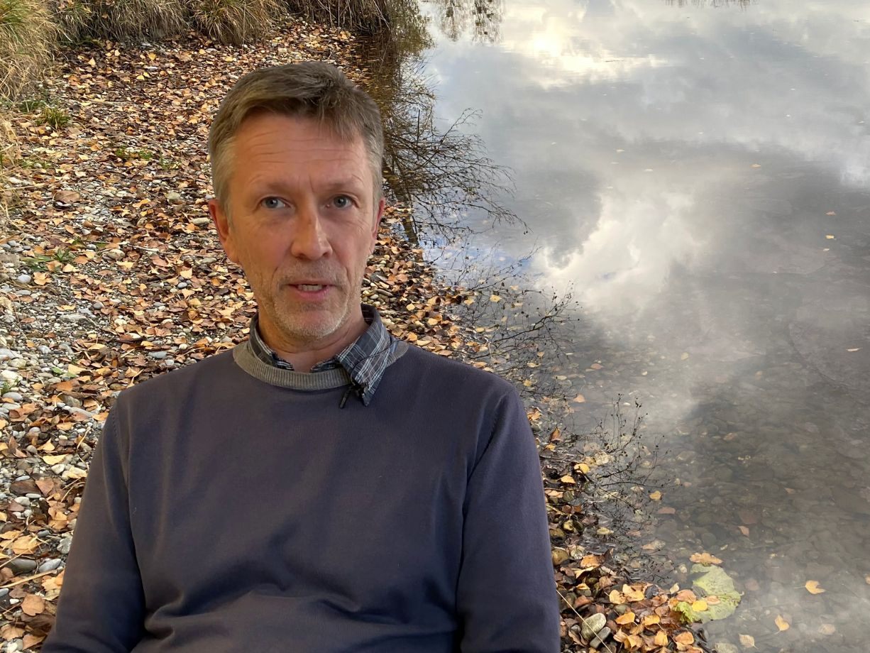 Gerhard Hutter erklärt, warum das Bruggerloch rot verfärbt wurde.