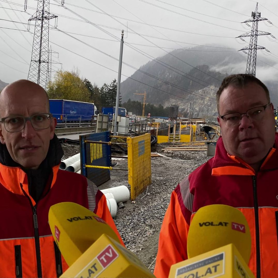 Die Projektleiter der Asfinag erkären, was derzeit gebaut wird.