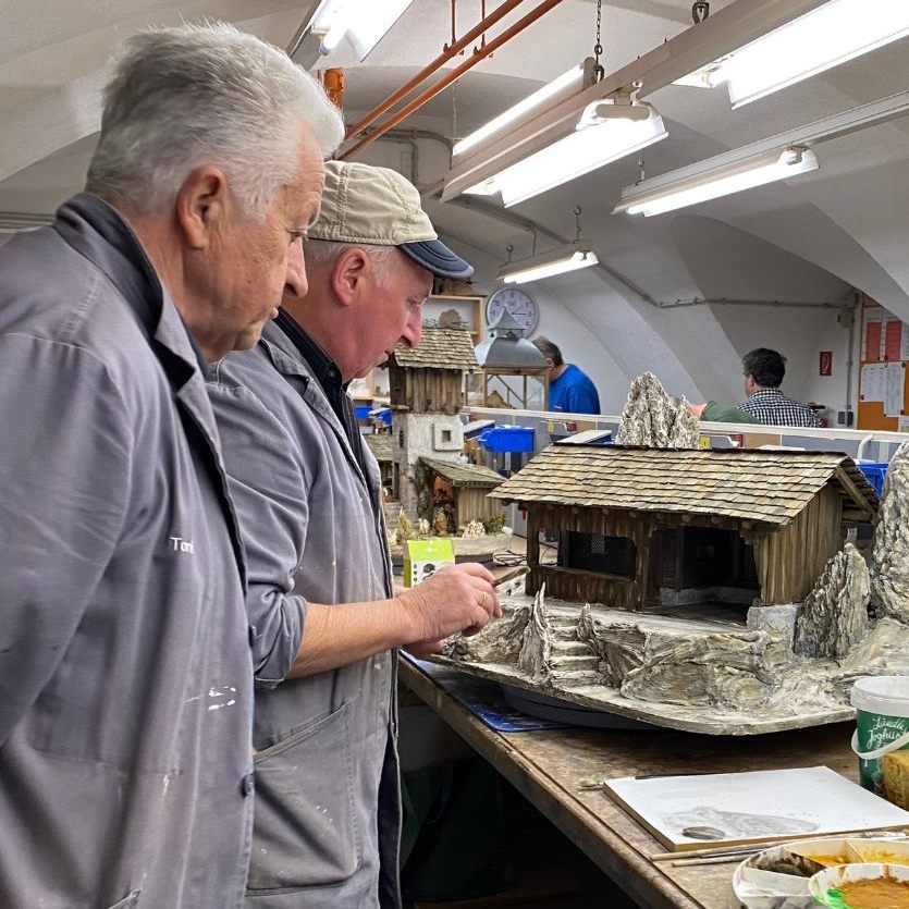 Der Krippenverein Dornbirn bereitet sich auf die Ausstellung vor.