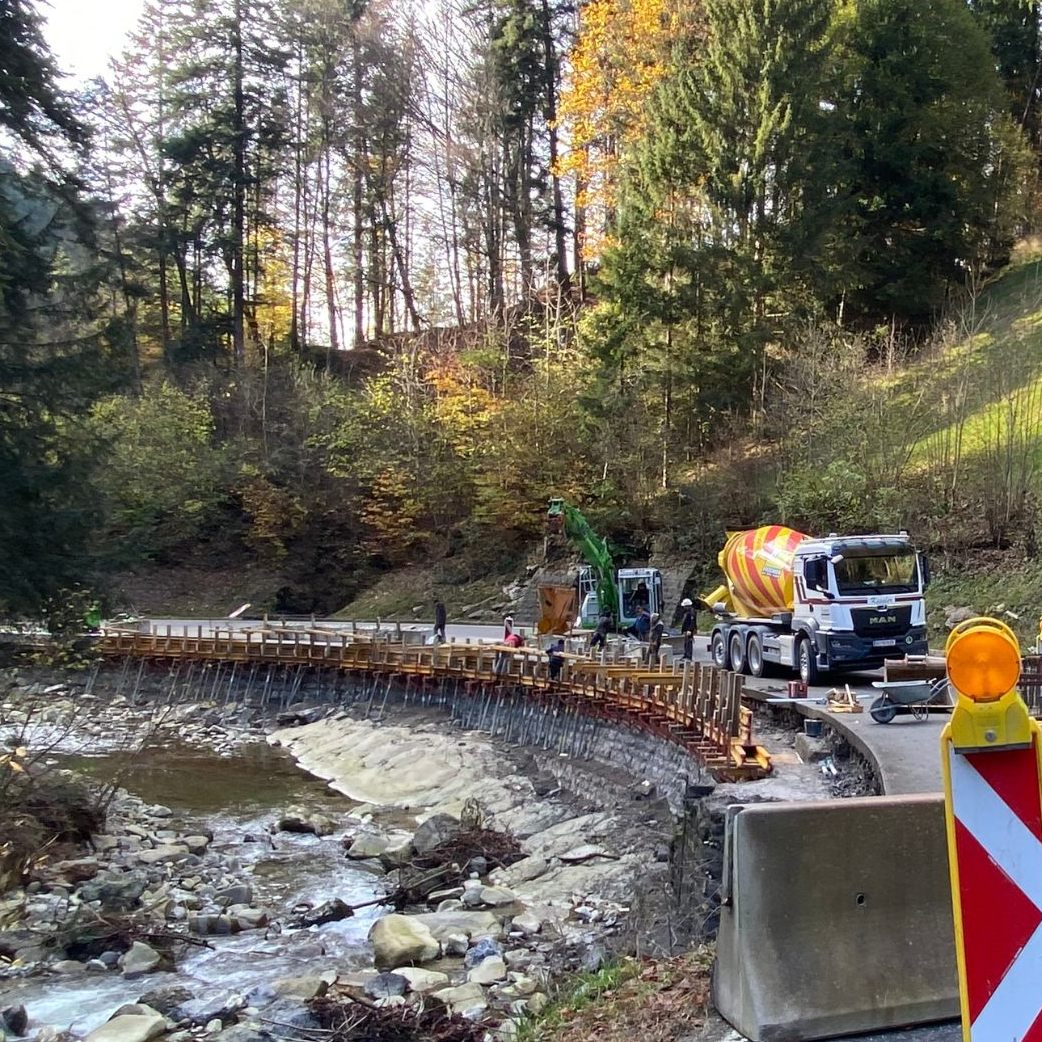 An der Schwarzachtobelstraße werden derzeit Arbeiten durchgeführt.