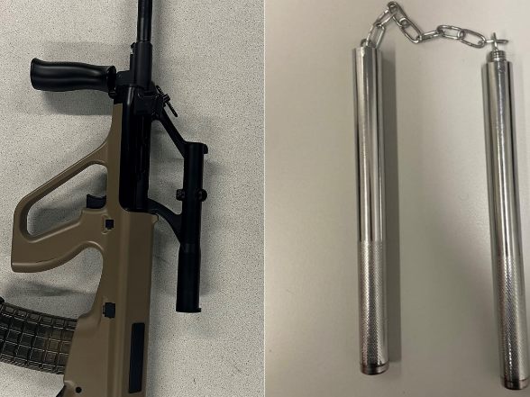 Bei einem Jugendlichen in Wien-Donaustadt wurden Waffen und Pyrotechnik gefunden. Bei einem Jugendlichen in Wien-Donaustadt wurden Waffen und Pyrotechnik gefunden.