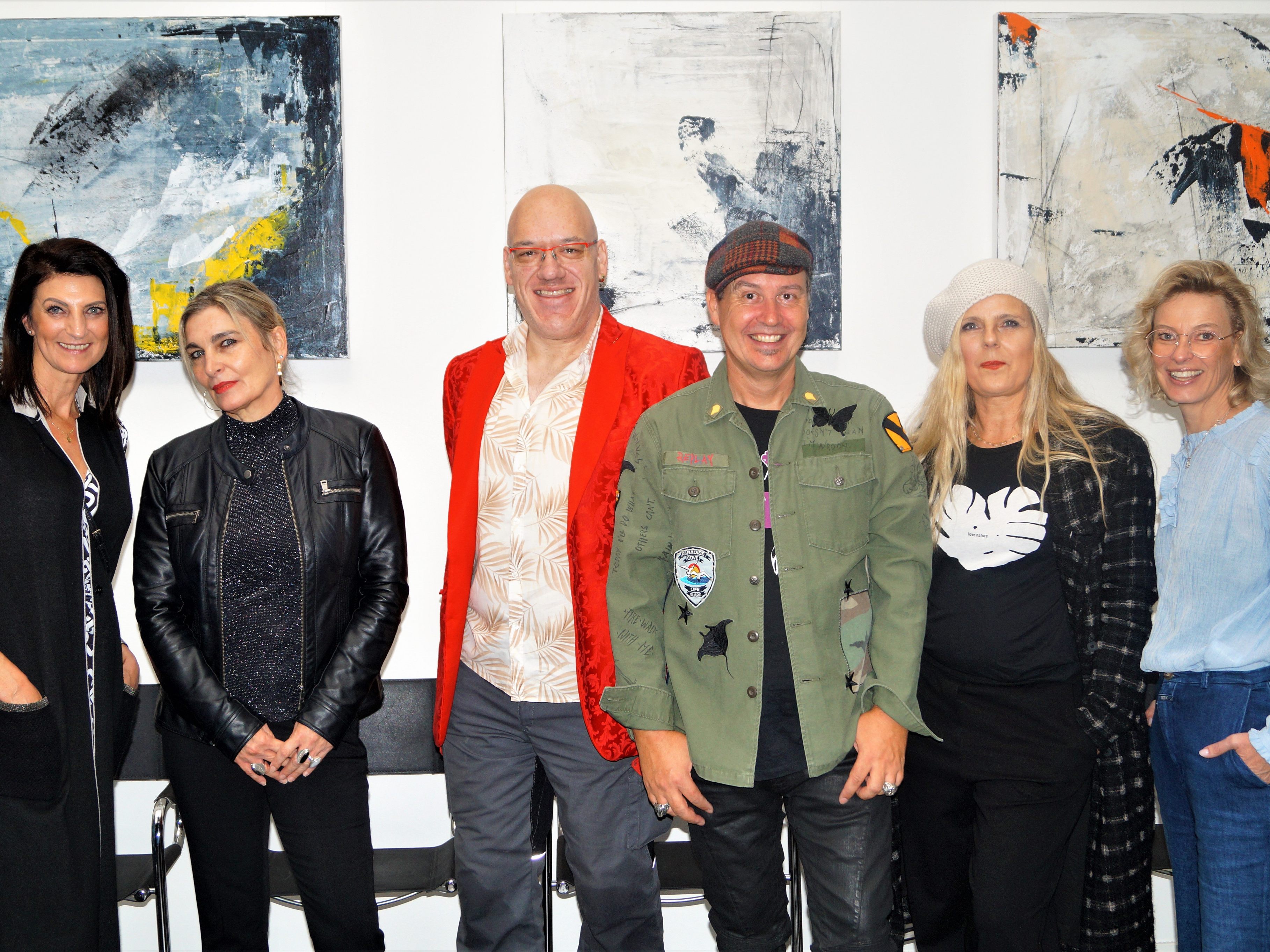 Ein Teil der ausstellenden Künstler mit Kurator Manuel Lunardi und Galerist Andreas Ender (Mitte) Ein Teil der ausstellenden Künstler mit Kurator Manuel Lunardi und Galerist Andreas Ender (Mitte)