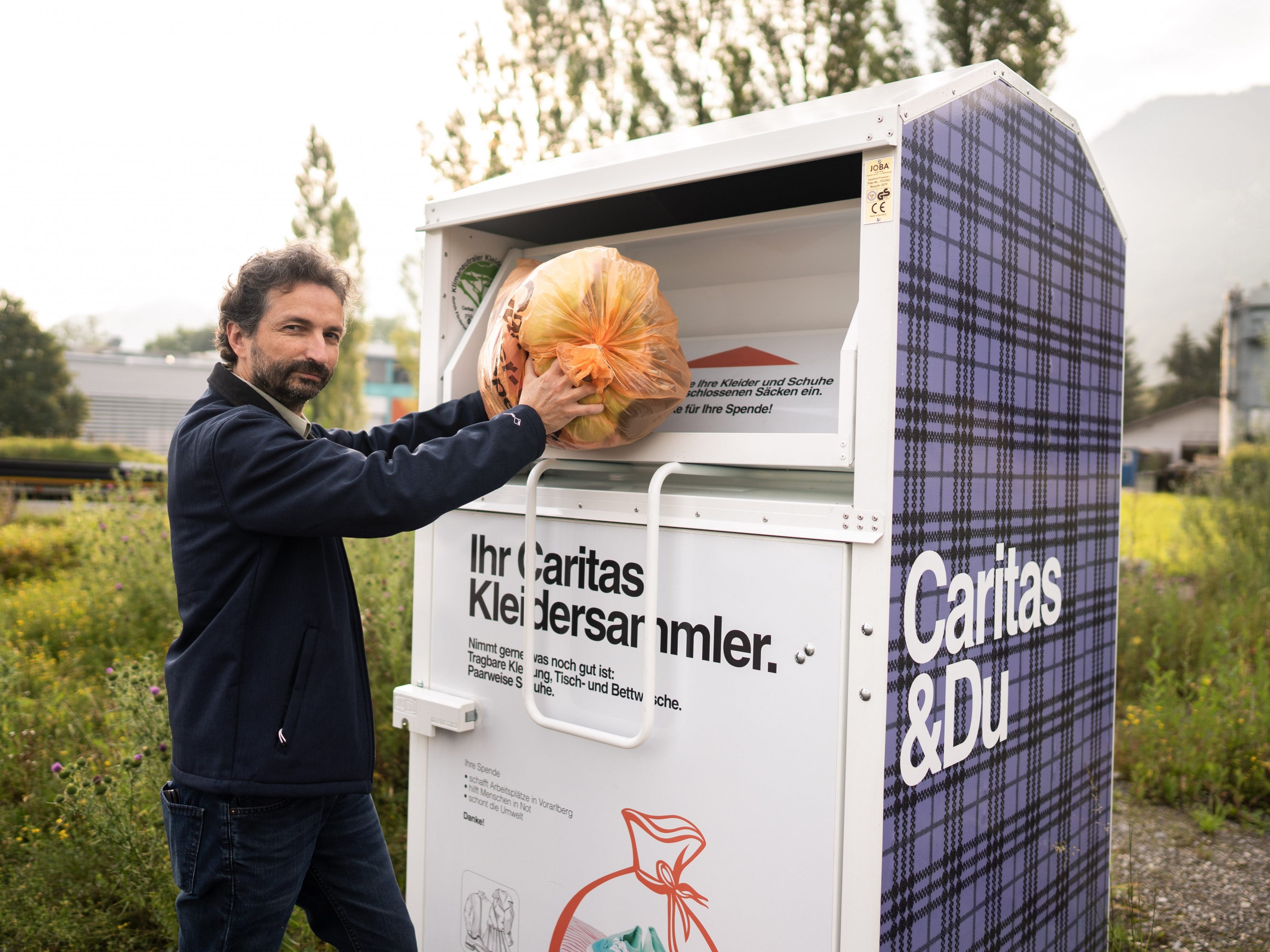 Kleiderspenden machen Hilfe in Notfällen möglich. Kleiderspenden machen Hilfe in Notfällen möglich.