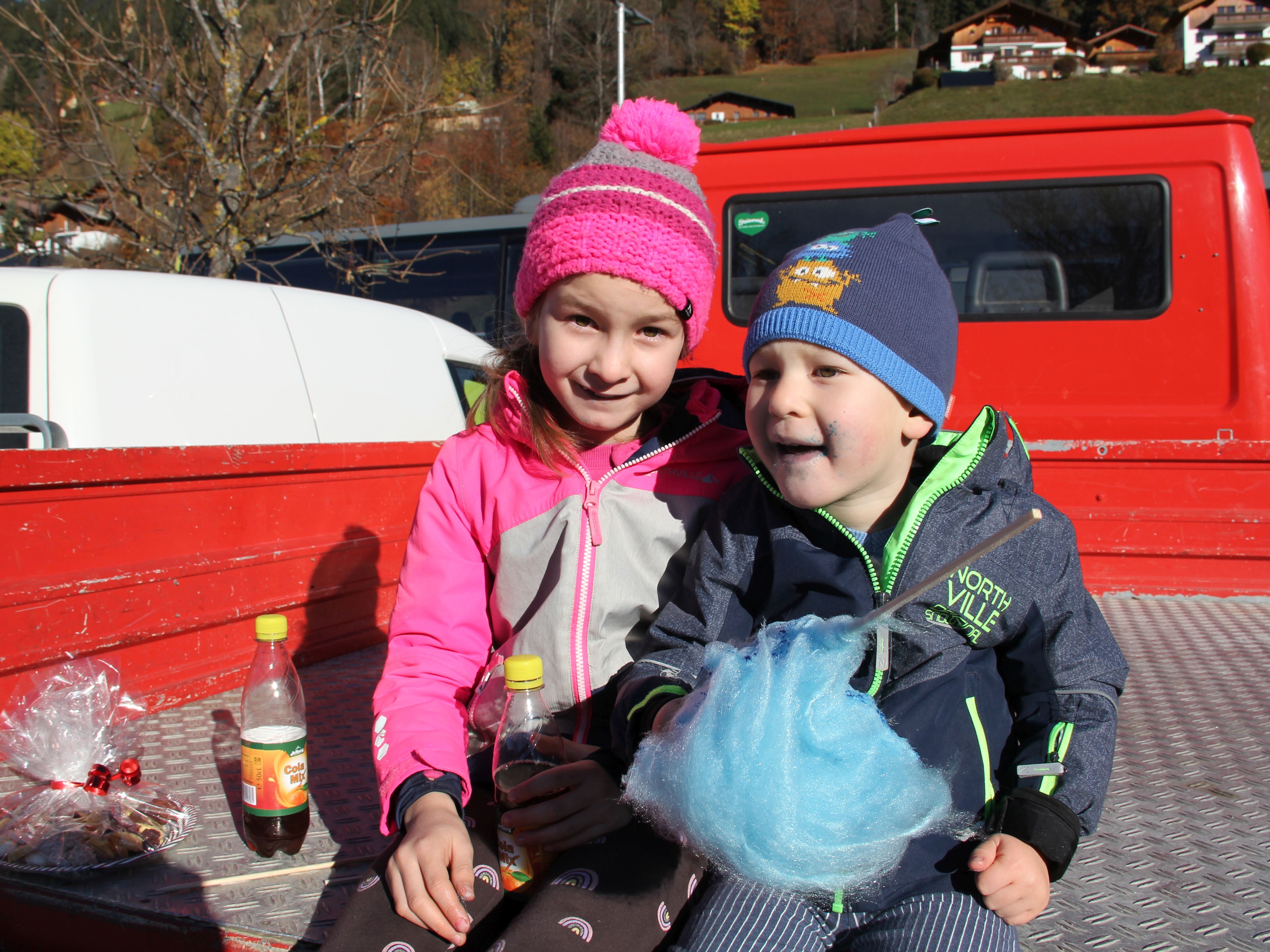 Elisa und Daniel Keßler aus Bartholomäberg genossen ihre blaue Zuckerwatte sichtlich.