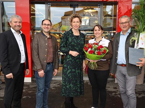vlnr.: Vertriebsleiter Einzelhandel Thomas Schwärzler, SPAR-Kaufmann Daniel Schöpfer, SPAR Vorarlberg Geschäftsführerin Carina Pollhammer, SPAR-Kauffrau Heike Hiller, Bürgermeister Josef Kirchmann, © SPAR