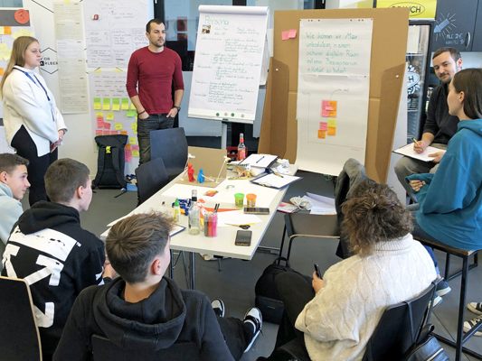Ein Ziel des Projektes ist es, eine digitale Toolbox für die Arbeit mit Jugendlichen zu entwickeln Ein Ziel des Projektes ist es, eine digitale Toolbox für die Arbeit mit Jugendlichen zu entwickeln