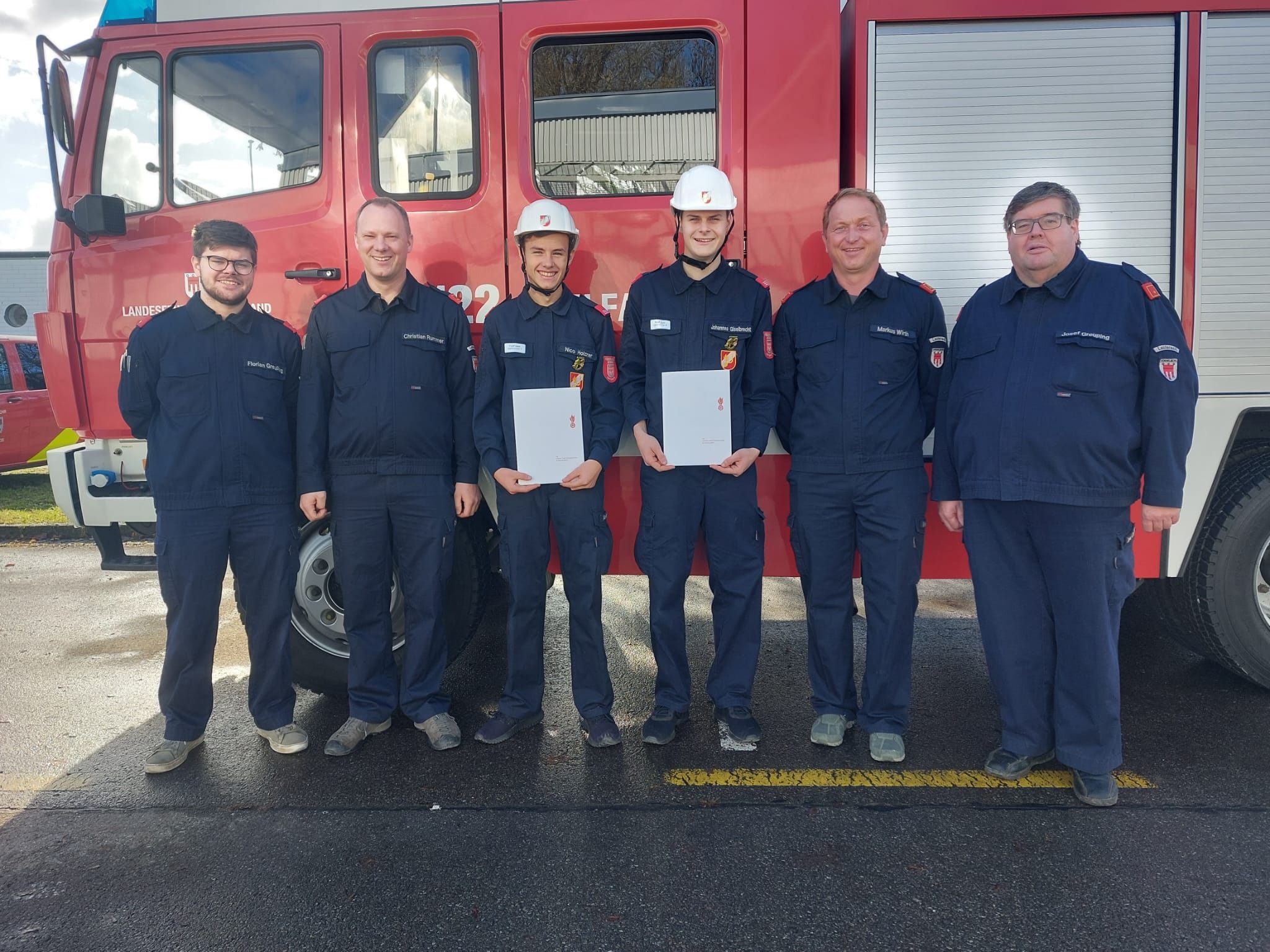 Die neuen „Goldjungs“ der Feuerwehrjugend Lauterach mit ihrem Trainer Florian Greußing und Mitgliedern des Kommandos Die neuen „Goldjungs“ der Feuerwehrjugend Lauterach mit ihrem Trainer Florian Greußing und Mitgliedern des Kommandos