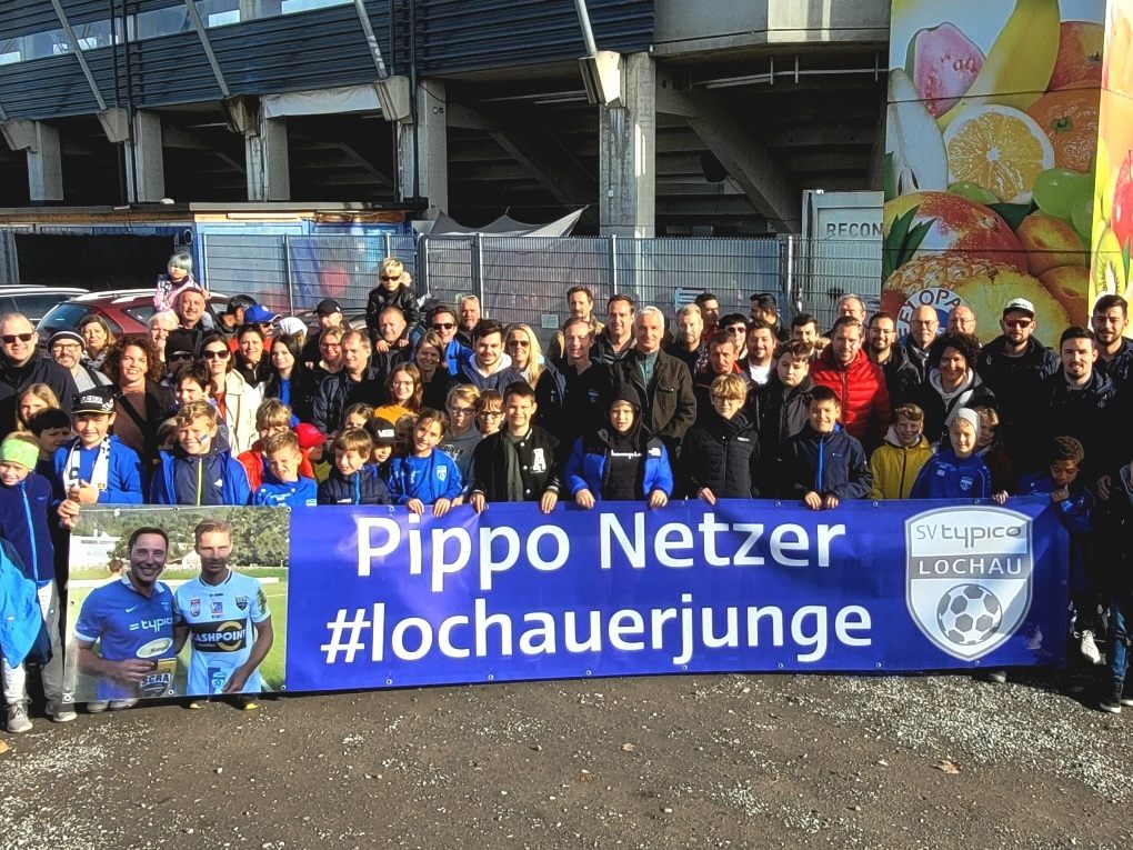 Die SV-typico-Lochau-Familie überbrachte Philipp Netzer in der CASHPOINT-Arena in Altach bei der offiziellen Verabschiedung mit einem Transparent für „Pippo Netzer #lochauerjunge“ den Dank und die Anerkennung seines Heimatvereins.