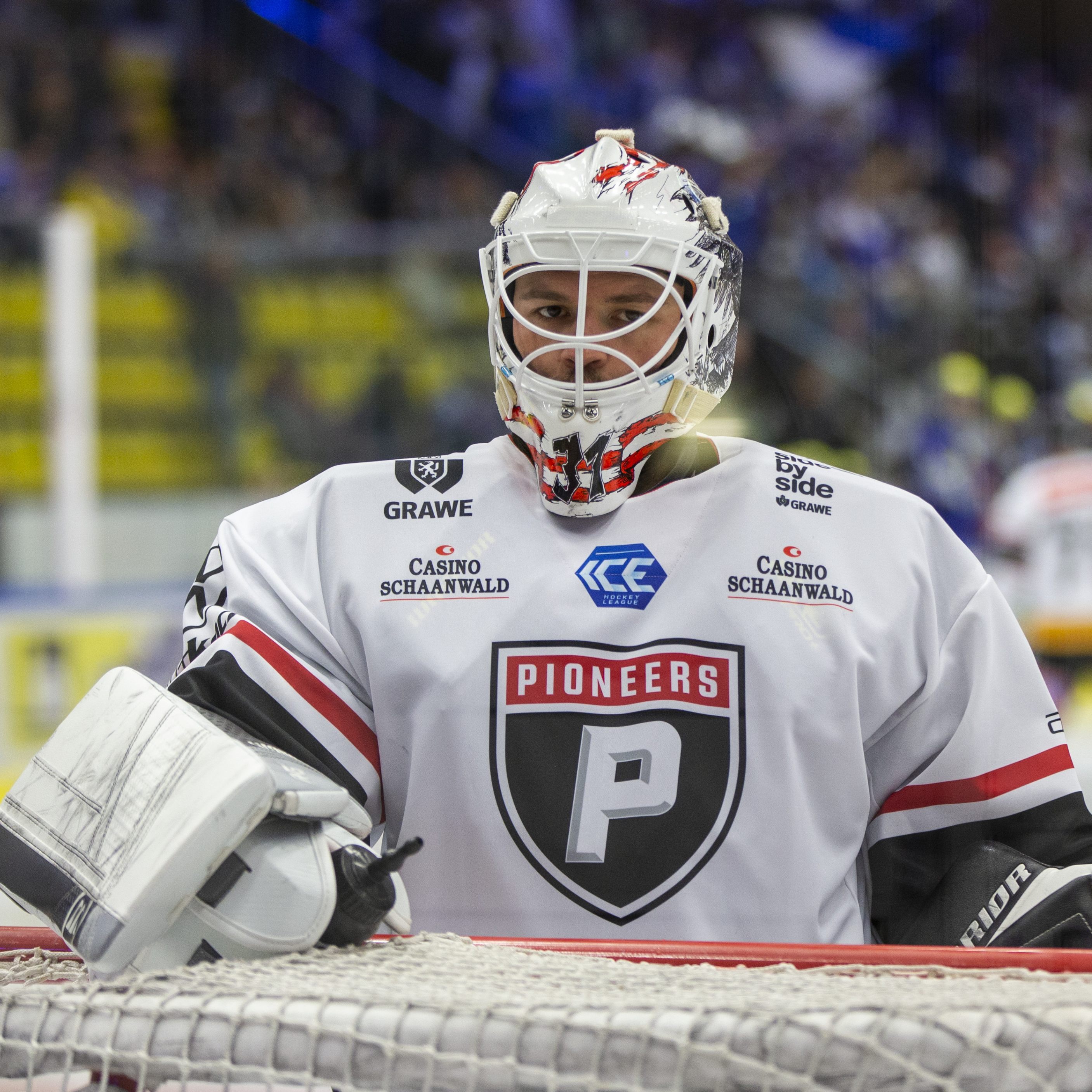 David Madlener musste den Puck heute sehr oft aus dem eigenen Tor holen.