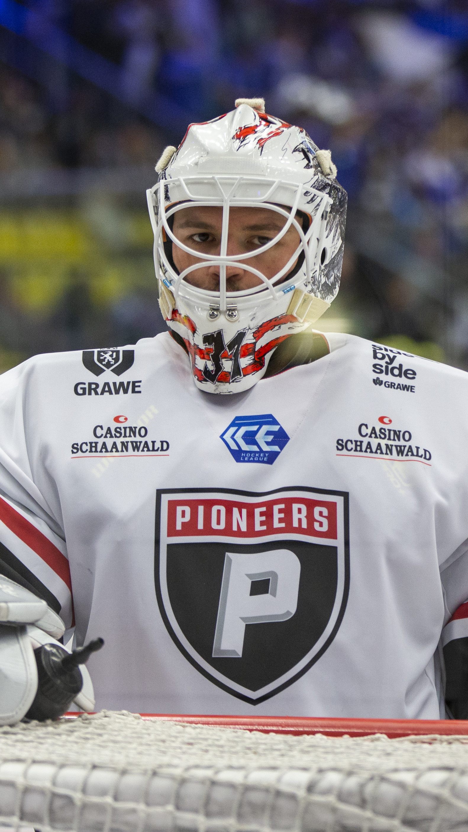 David Madlener musste den Puck heute sehr oft aus dem eigenen Tor holen.