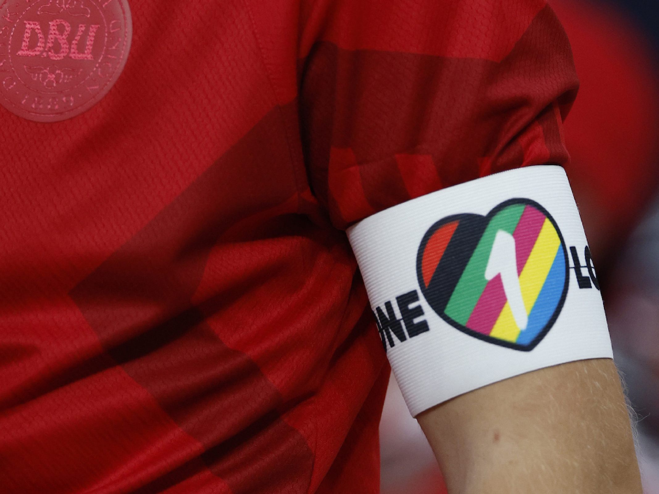 Stein des Anstoßes: Die "One Love"-Armbinde. Stein des Anstoßes: Die "One Love"-Armbinde.