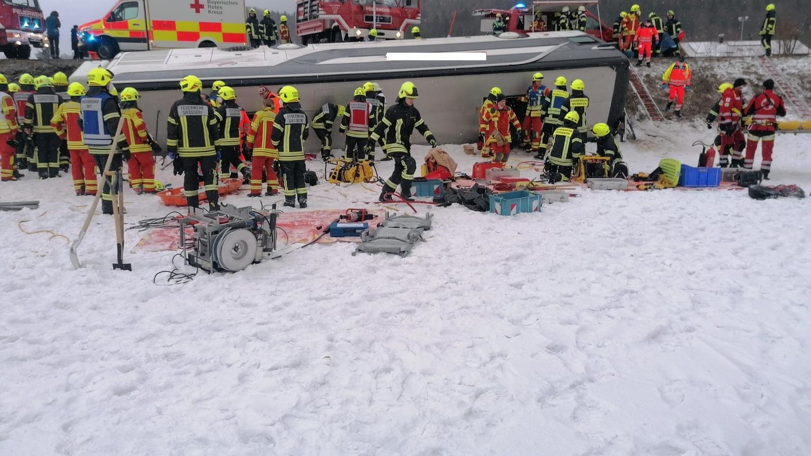 Der Bus kippte eine Böschung hinab. Fast alle der 61 Passagiere erlitten Verletzungen - teilweise auch schwere. Der Bus kippte eine Böschung hinab. Fast alle der 61 Passagiere erlitten Verletzungen - teilweise auch schwere.