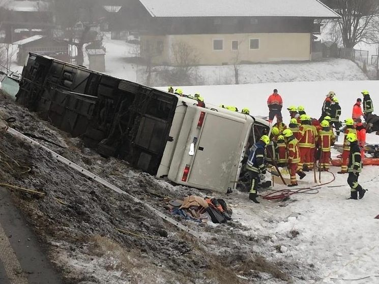 Bei dem Busunfall wurden 54 Menschen verletzt. Der unter Drogeneinfluss gestandene Lenker kam lediglich mit einer Bewährungsstrafe davon. Bei dem Busunfall wurden 54 Menschen verletzt. Der unter Drogeneinfluss gestandene Lenker kam lediglich mit einer Bewährungsstrafe davon.