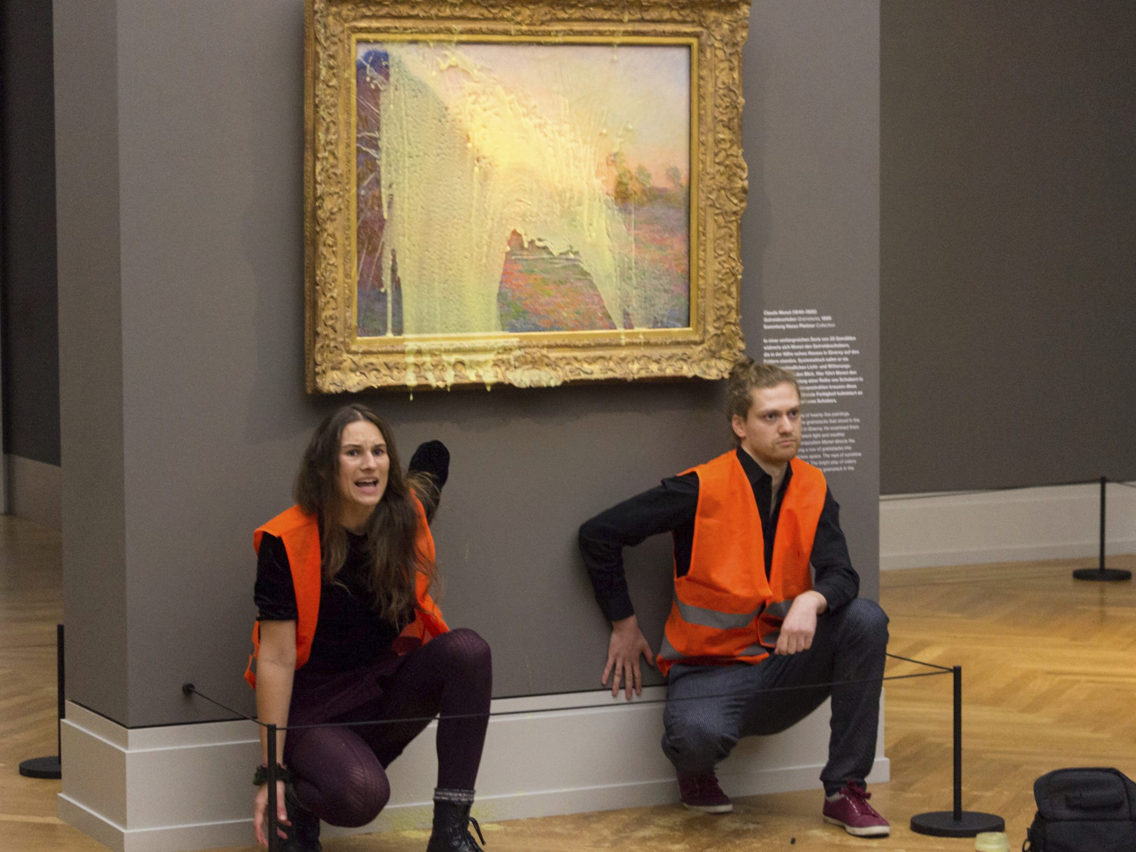Die Staatsanwaltschaft Potsdam ermittelt nun gegen jene Klimaaktivisten, die ein Monet-Gemälde mit Kartoffelbrei überschütteten. Die Staatsanwaltschaft Potsdam ermittelt nun gegen jene Klimaaktivisten, die ein Monet-Gemälde mit Kartoffelbrei überschütteten.