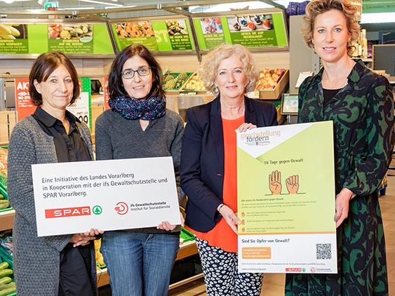 Leiterin Funktionsbereich Frauen und Gleichstellung Tanja Kopf (l.), Stellvertretende Leiterin der ifs Gewaltschutzstelle Angelika Wehinger (2.vl) und Landesrätin Katharina Wiesflecker (2.vr) präsentierten gemeinsam mit SPAR Vorarlberg-Geschäftsführerin Carina Pollhammer (r.) die aktuelle Sensibilisierungskampagne zum Thema Gewaltschutz. Foto: Hirschbuehl.fotografie