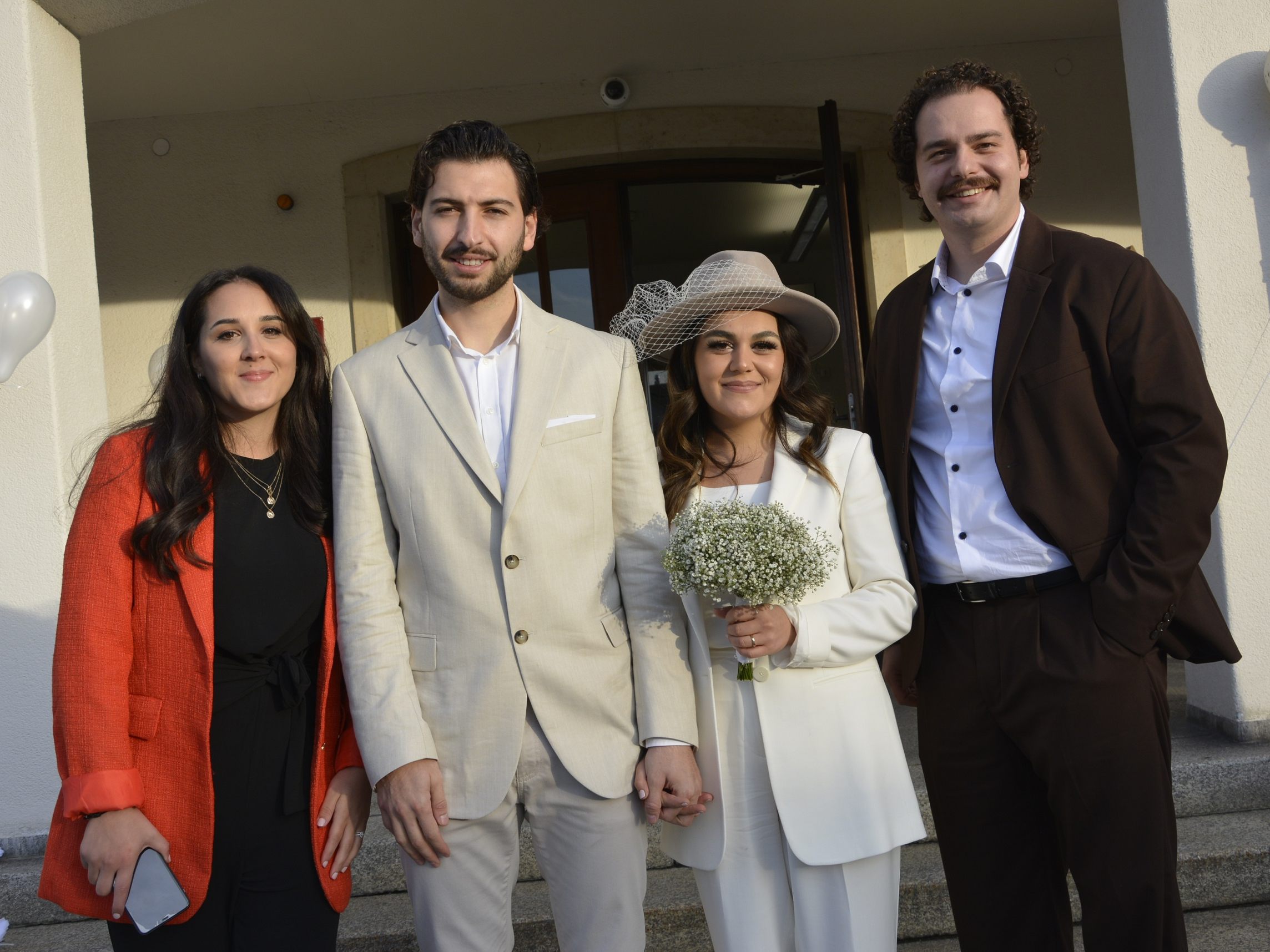 Das Brautpaar mit den Trauzeugen bei der standesamtlichen Hochzeit in Dornbirn. Das Brautpaar mit den Trauzeugen bei der standesamtlichen Hochzeit in Dornbirn.