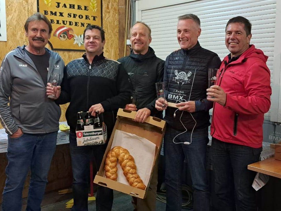 Das siegreiche Team „BMX-Darters B“: Turnierleiter Herbert Dür, Roland Seitlinger, Sebastian Oppel, Harald Muther und Ivo Mähr (v.l.). Das siegreiche Team „BMX-Darters B“: Turnierleiter Herbert Dür, Roland Seitlinger, Sebastian Oppel, Harald Muther und Ivo Mähr (v.l.).
