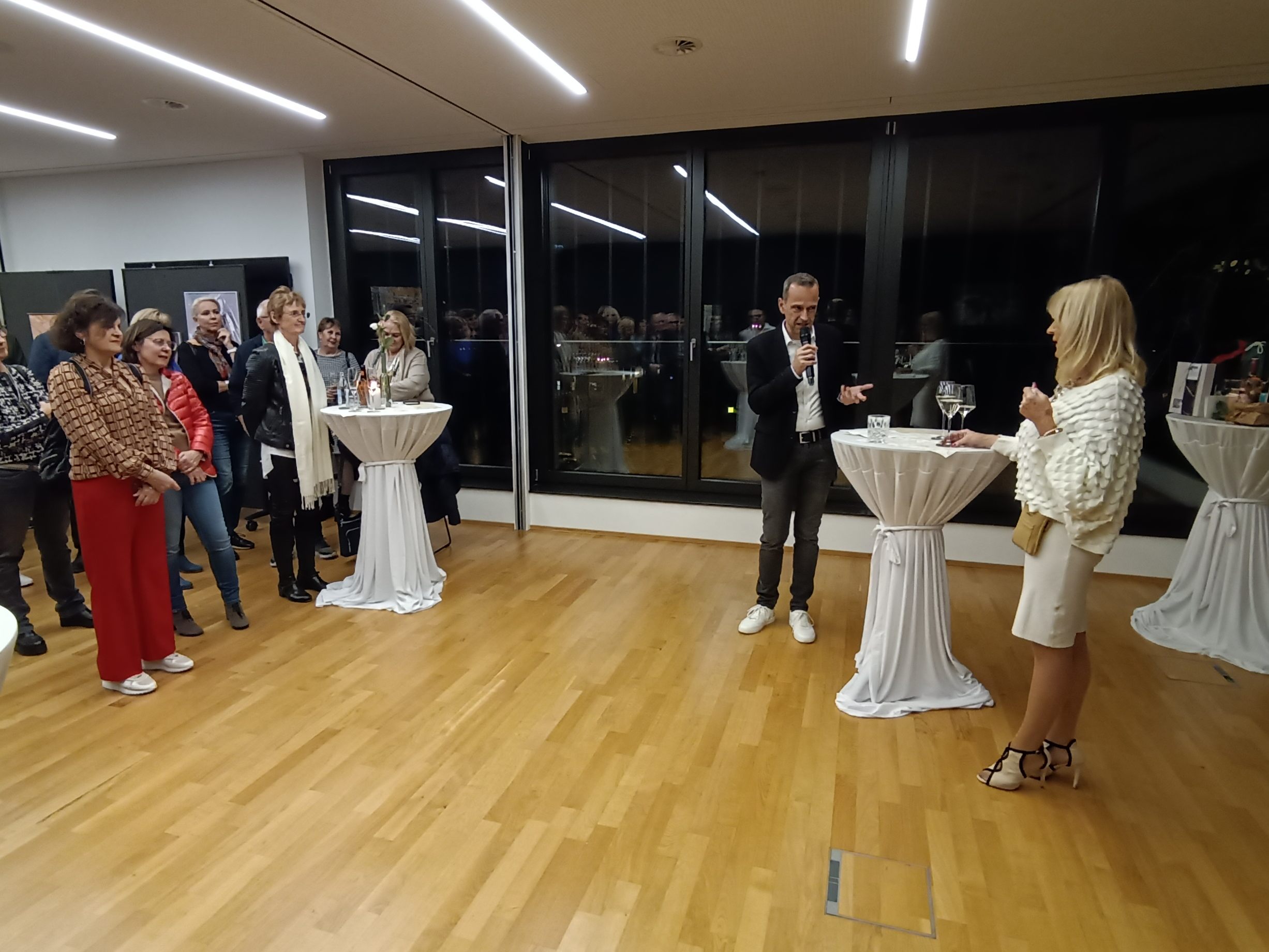 Renate Ganaths "Viecherei" auf Vernissage im Saminapark präsentiert. Renate Ganaths "Viecherei" auf Vernissage im Saminapark präsentiert.
