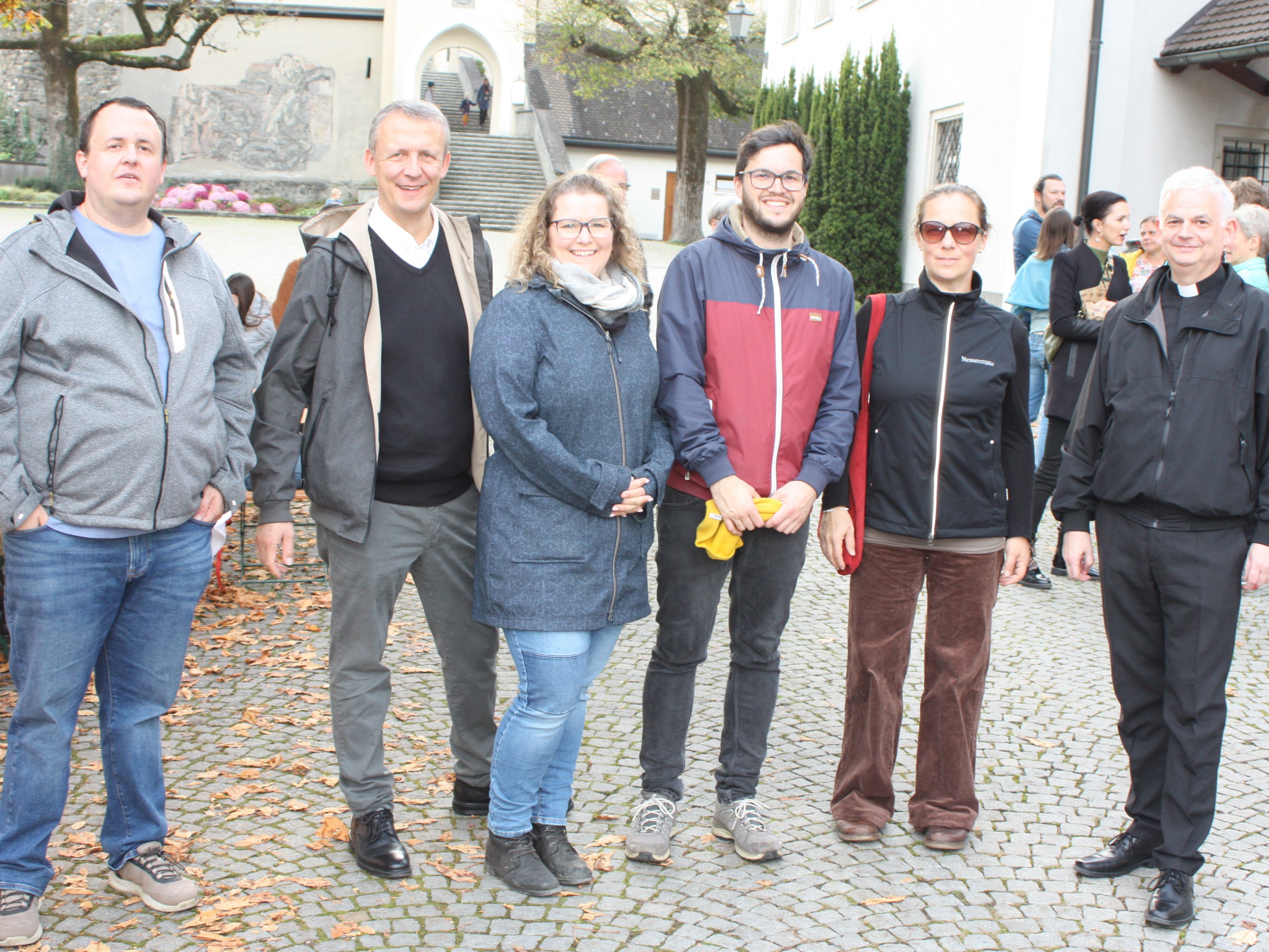 Mesnerstüble-Ausschuss: Martin Braun, Martin Salzmann, Anna Wally, Johannes Herburgrer, Nadin Frisenda und Pfarrer Walter Juen. Mesnerstüble-Ausschuss: Martin Braun, Martin Salzmann, Anna Wally, Johannes Herburgrer, Nadin Frisenda und Pfarrer Walter Juen.