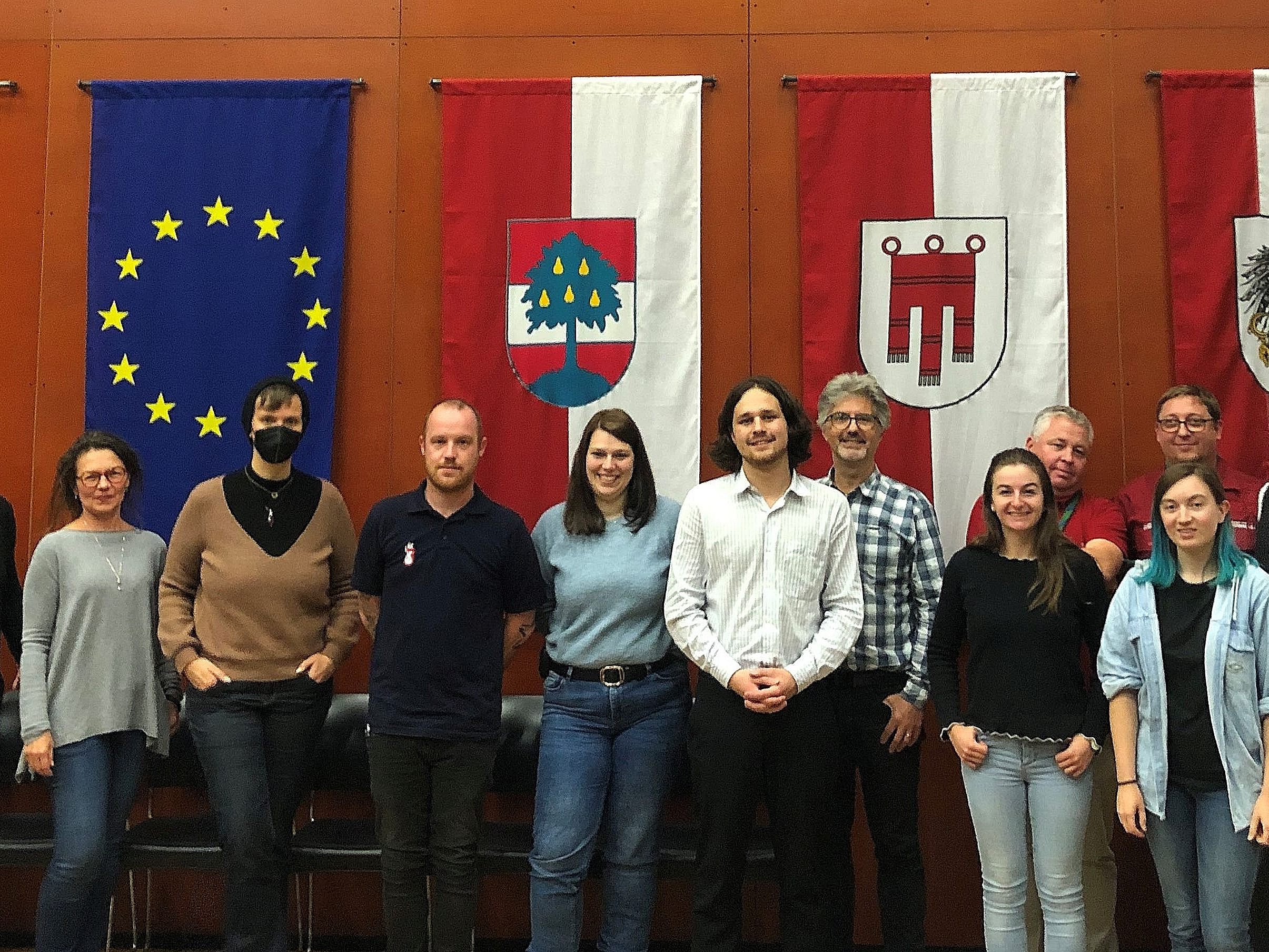 Christian Weiskopf, Barbara Moser-Natter, Monika Paterno, Stephanie Egg, Philipp Wohlgenannt, Stefanie Schlacher, Stadtrat Aaron Wölfling, Elmar Luger, Nina Kranzl, Sunny Fäßler, Lea Berger, Thomas Spiegel, Martin Hagen, Pascal Prehofer (v.li.n.re.) Christian Weiskopf, Barbara Moser-Natter, Monika Paterno, Stephanie Egg, Philipp Wohlgenannt, Stefanie Schlacher, Stadtrat Aaron Wölfling, Elmar Luger, Nina Kranzl, Sunny Fäßler, Lea Berger, Thomas Spiegel, Martin Hagen, Pascal Prehofer (v.li.n.re.)