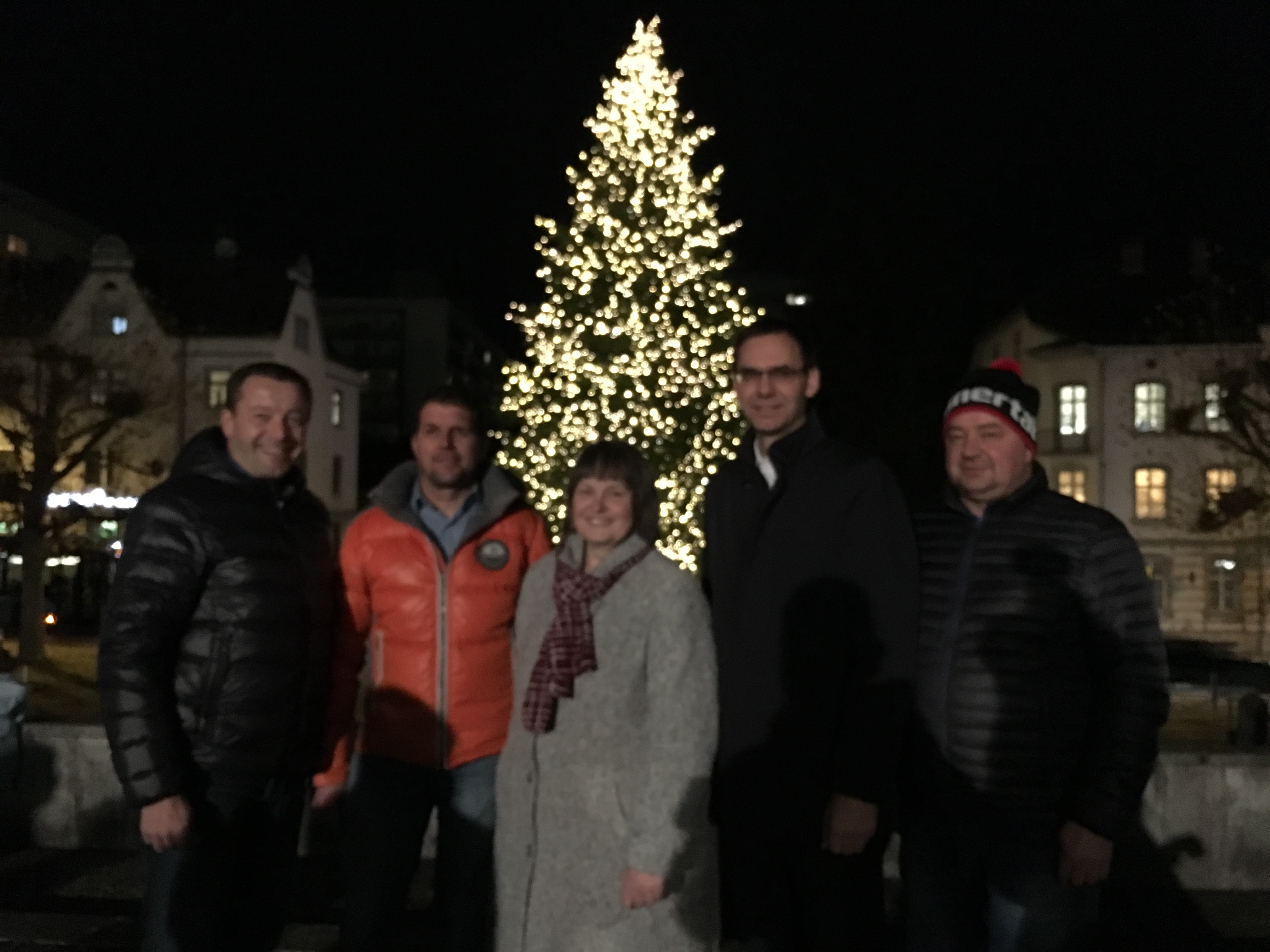 Die Energiespar-Maßnahmen treffen auch den traditionell feierlich beleuchteten Weihnachtsbaum beim Landhaus in Bregenz.  