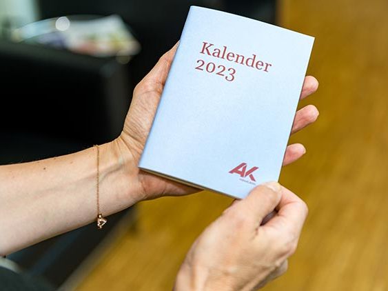 Den handlichen AK-Kalender gibt’s gratis, auch zum Download. (Foto: Jürgen Gorbach/ AK) Den handlichen AK-Kalender gibt’s gratis, auch zum Download. (Foto: Jürgen Gorbach/ AK)