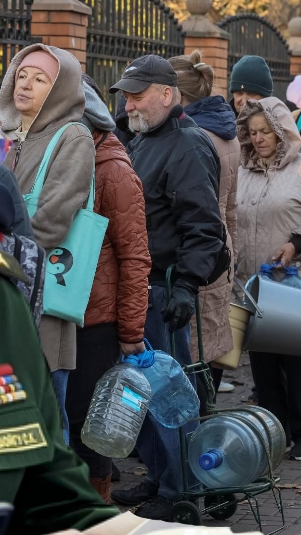 Große Teile Kiews waren durch den russischen Raketenbeschuss (im Bild: Russlands Verteidigungsminister Schoigu) vorübergehend ohne Wasserversorgung - Die Menschen mussten für Wasser aus öffentlichen Brunnen anstehen.