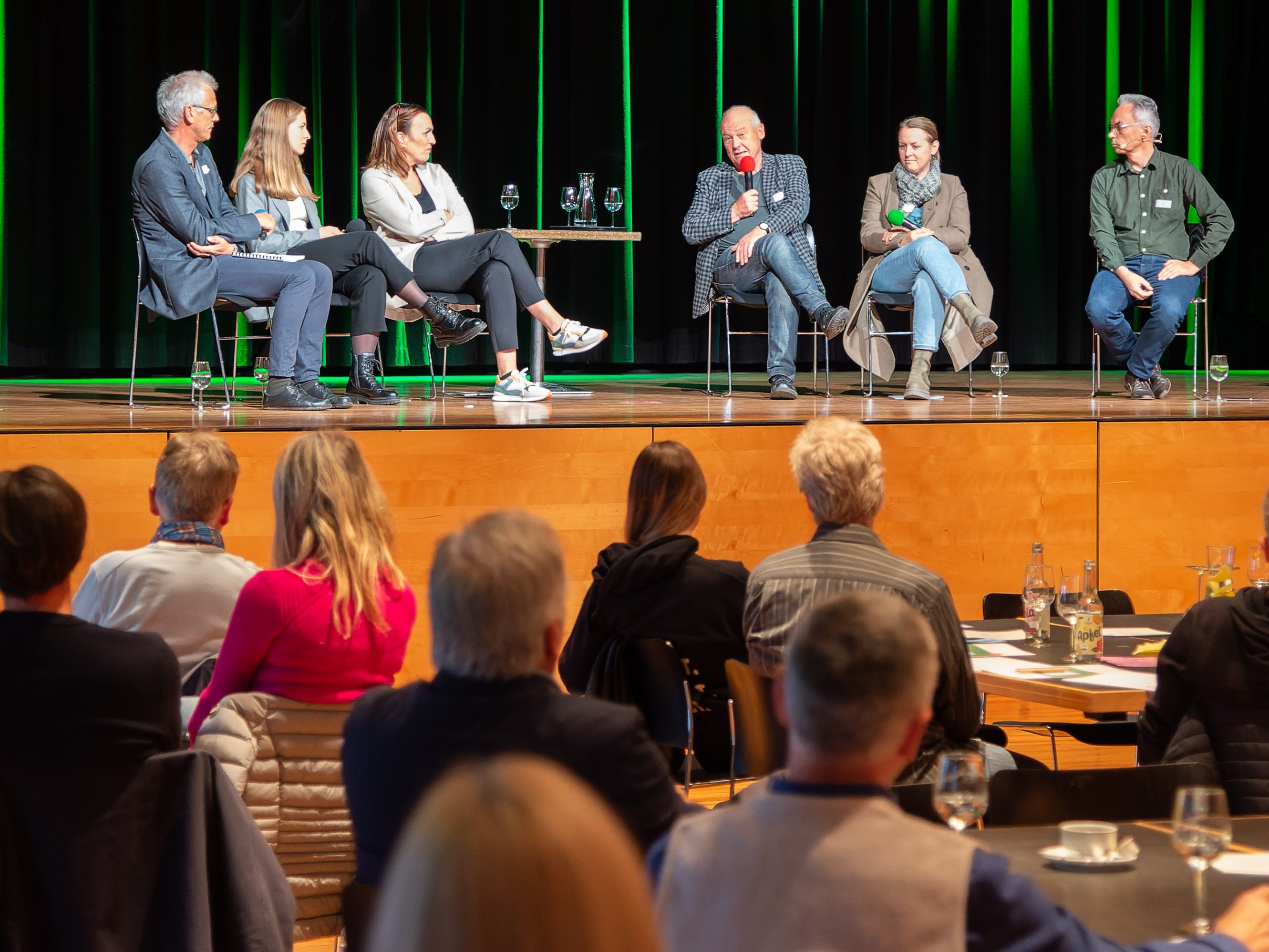 Josef Burtscher (Energieinstitut Vorarlberg), Christina Metzler (ÖVP), Karoline Mätzler (Caritas), Willi Sieber (TUN), Christine Bösch-Vetter (Grüne) und Christof Drexel (KlimaVOR!) diskutierten über Vorarlbergs Weg zur Netto-Null (v. l. n. r.). Josef Burtscher (Energieinstitut Vorarlberg), Christina Metzler (ÖVP), Karoline Mätzler (Caritas), Willi Sieber (TUN), Christine Bösch-Vetter (Grüne) und Christof Drexel (KlimaVOR!) diskutierten über Vorarlbergs Weg zur Netto-Null (v. l. n. r.).