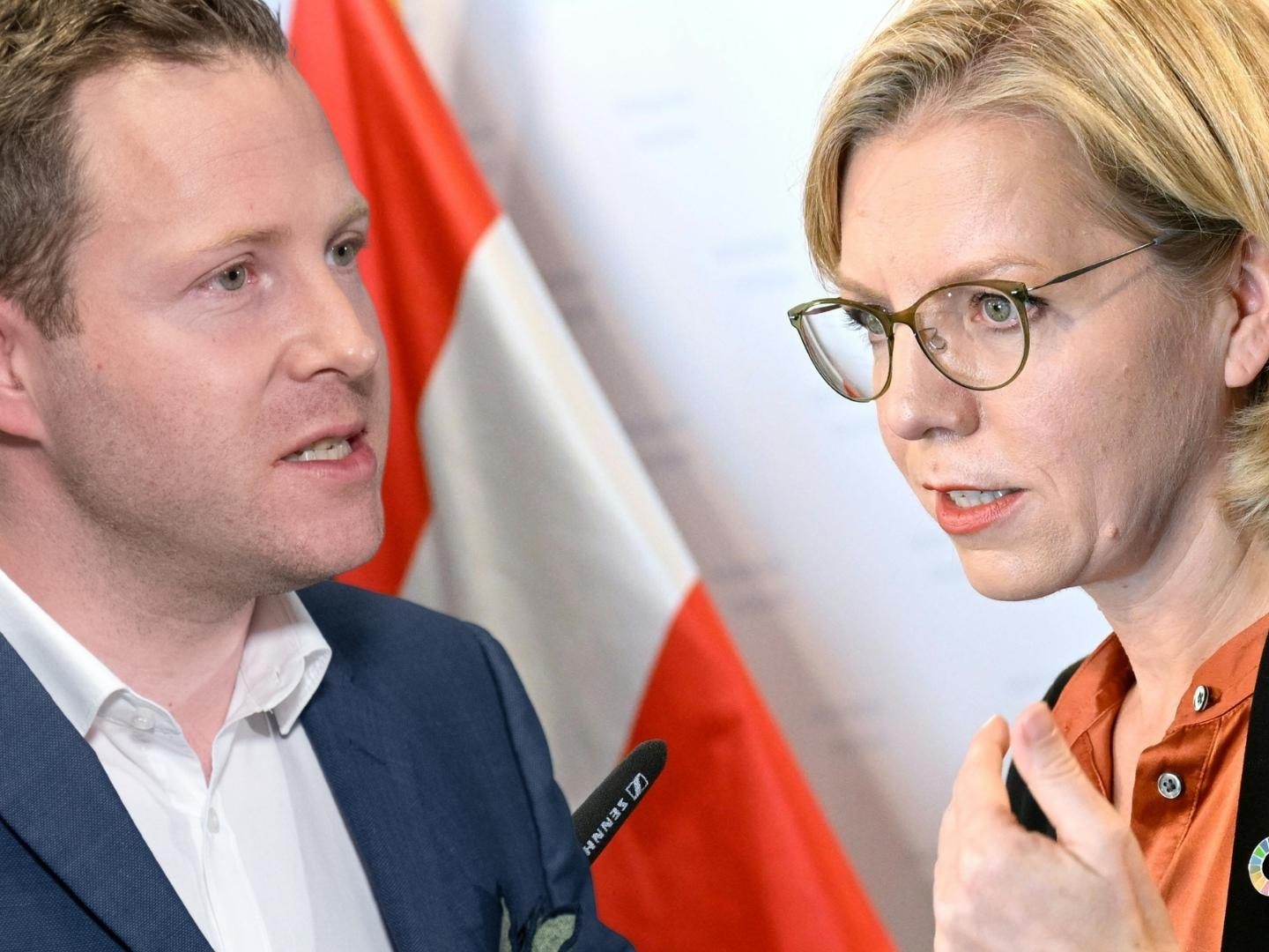 FPÖ (l. Schnedlitz) und NEOS ärgern sich über Gewesslers (r.) Anfragebeantwortungen. FPÖ (l. Schnedlitz) und NEOS ärgern sich über Gewesslers (r.) Anfragebeantwortungen.