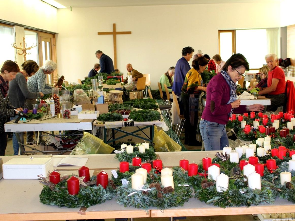 Lochauer Adventkranzwoche im Pfarrheim: Prächtige Adventkränze und stilvolle Adventdekorationen unterstreichen eine schöne und besinnliche Adventzeit. Lochauer Adventkranzwoche im Pfarrheim: Prächtige Adventkränze und stilvolle Adventdekorationen unterstreichen eine schöne und besinnliche Adventzeit.