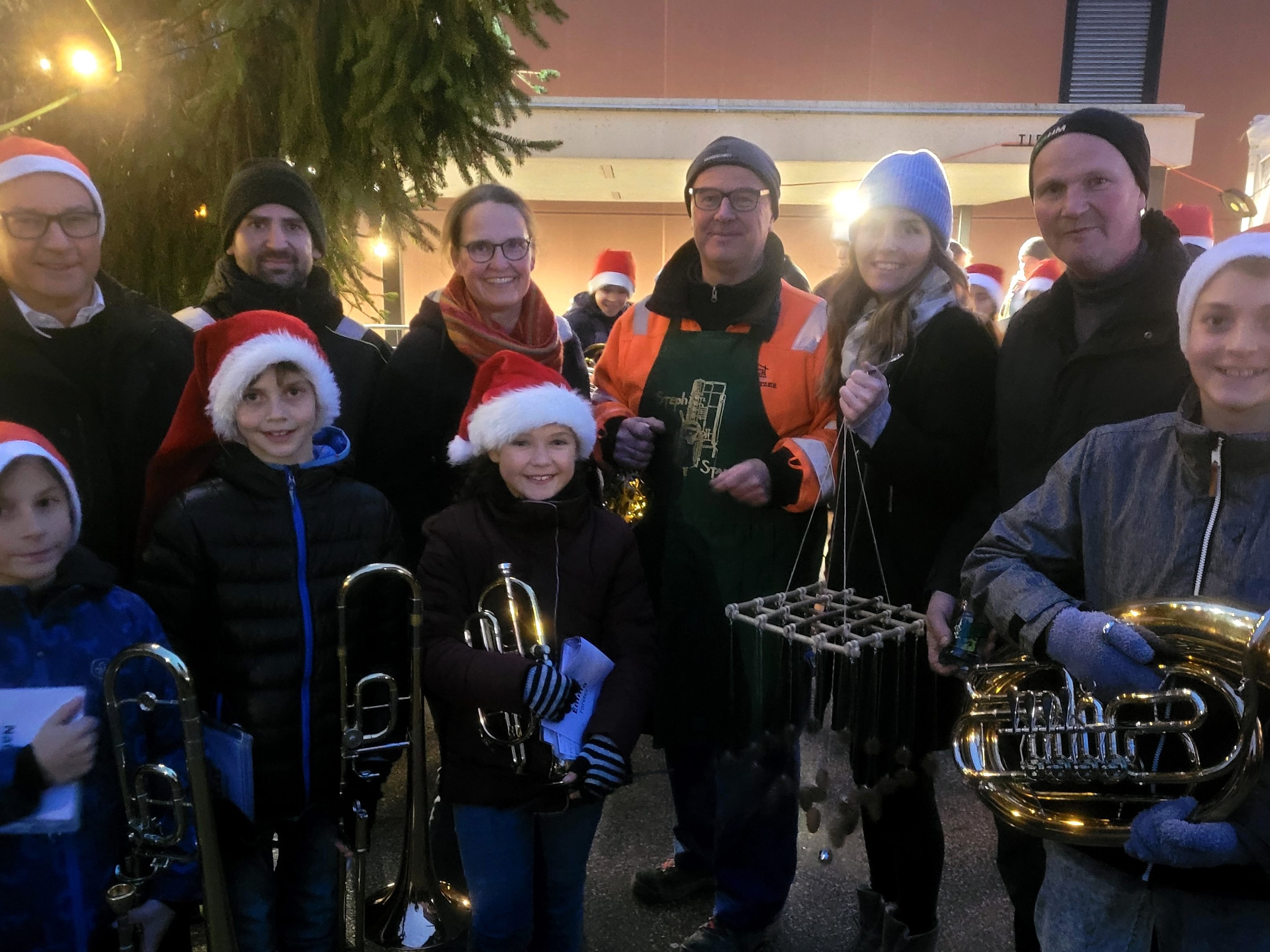 Gesamtorganisator Stephan Schnetzer, Obmann des Wirtschafts- und Tourismusausschusses der Gemeinde Lochau, und sein Team freuten sich über einen bestens gelungenen und bestens besuchten „Weihnachtsmarkt“ in einem autofreien Lochauer Dorfzentrum. Gesamtorganisator Stephan Schnetzer, Obmann des Wirtschafts- und Tourismusausschusses der Gemeinde Lochau, und sein Team freuten sich über einen bestens gelungenen und bestens besuchten „Weihnachtsmarkt“ in einem autofreien Lochauer Dorfzentrum.